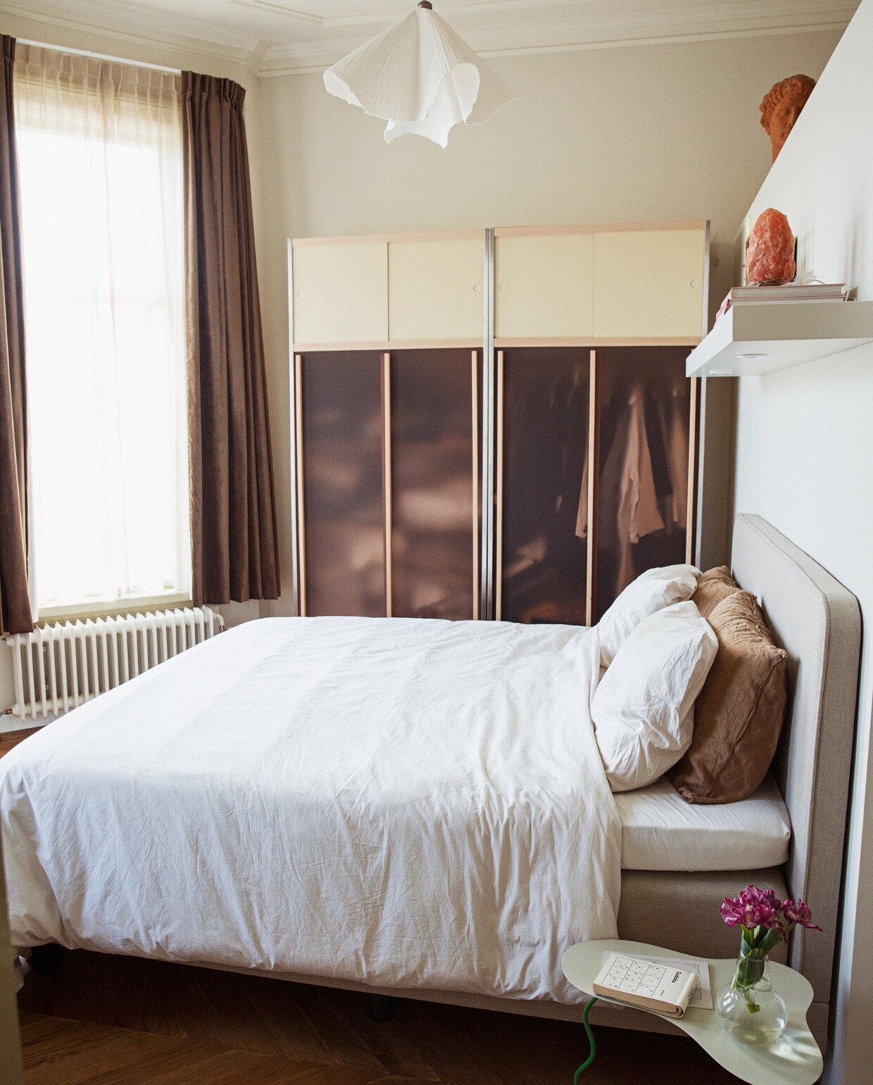 Bijzettafel &amp;klevering. Bed Swiss Sense. Beddengoed Kepri Cotton. Kledingkast Kewlox. Borstbeeld David Marktplaats. Gordijnen Jan Sikkes. Verfkleur wanden Ral 9001.