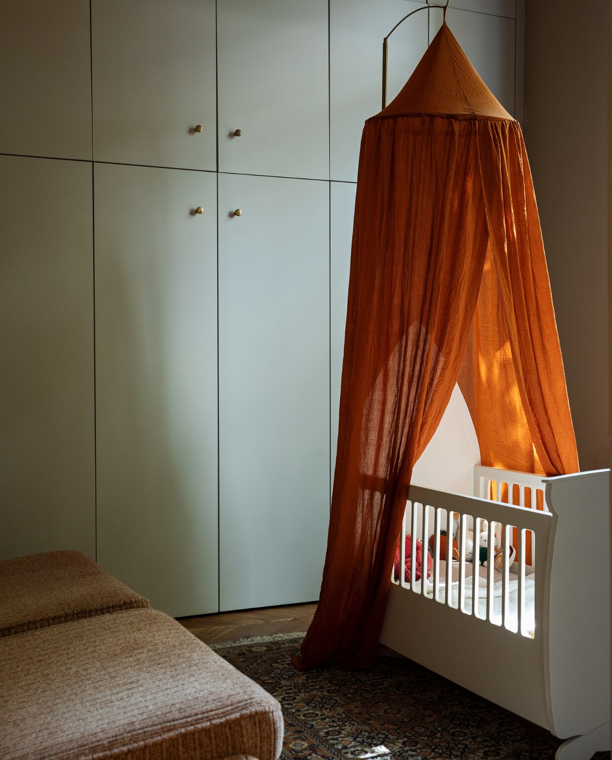 Messing piekstok slaaptextiel.nl. Klamboe Kwantum. Verfkleur inbouwkast en muur kleur IG PS 1036 Karwei. Deurknoppen en slaapbank Marktplaats. Vloerkleed uit Iran cadeau gekregen van Lidians opa.