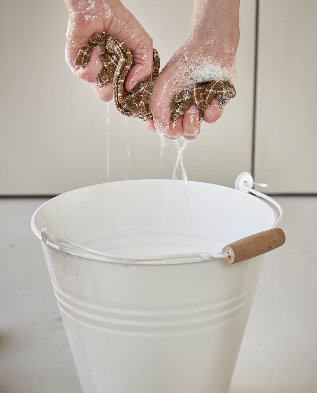 Emmer – zink – offwhite – 10 L – € 9,95 (Dille &amp; Kamille), Bio ruit vaatdoek – bruin – € 2,50 (Dille &amp; Kamille)