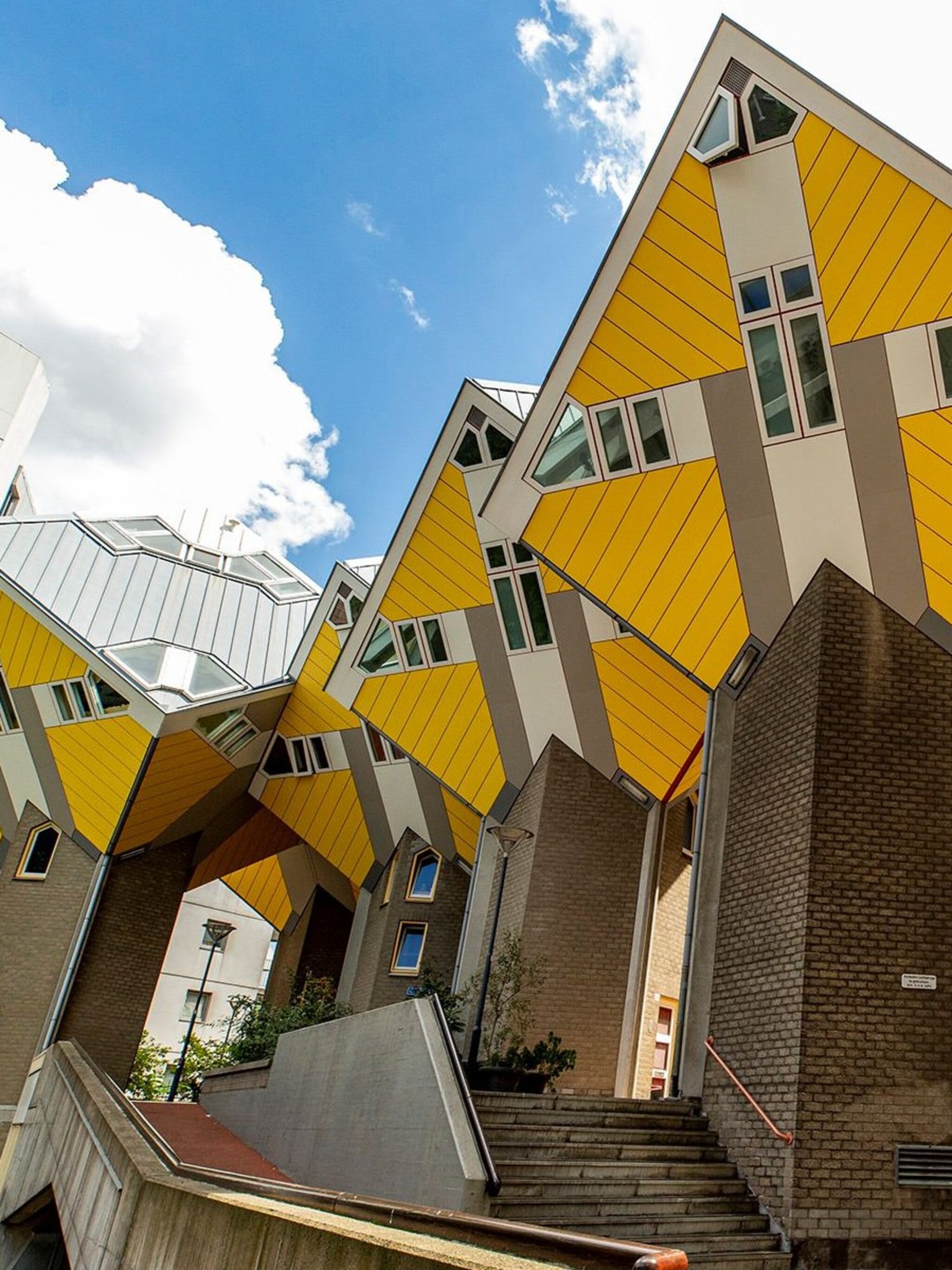 eigenzinnig wonen net als de stad zelf deze rotterdamse kubuswoning staat te koop