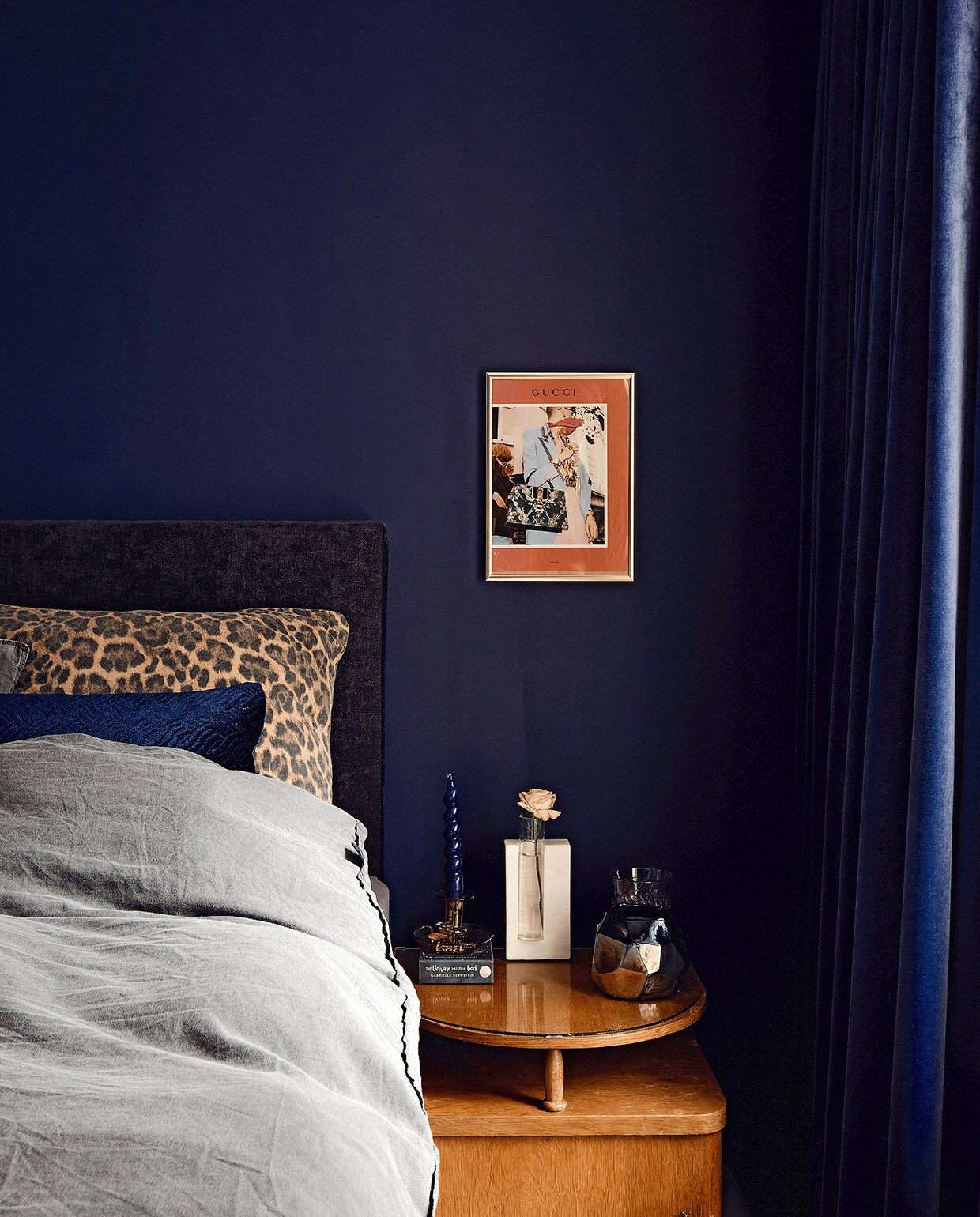 Panterprint kussen Zara. Blauw kussen de Bijenkorf. Dekbedovertrek onbekend. Nachtkastje gekregen van vriendin van oma. Print uit magazine, lijst Desino. Kandelaar en vaasje Loods 5.