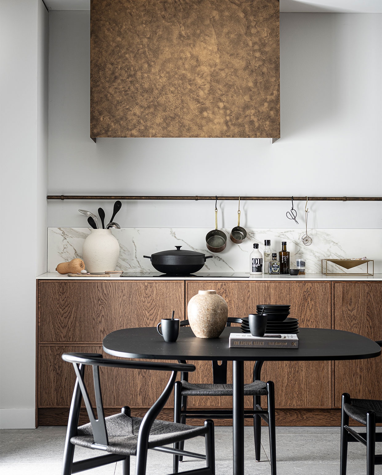Keuken Dark Oak zoals getoond, exclusief accessoires € 19.950,- | M.m.v. zarahome.com (vaas links, vaas op tafel), vtwonen.be (servies op tafel van vtwonen), misterdesign.nl (Wishbone chair). Overig privébezit.
