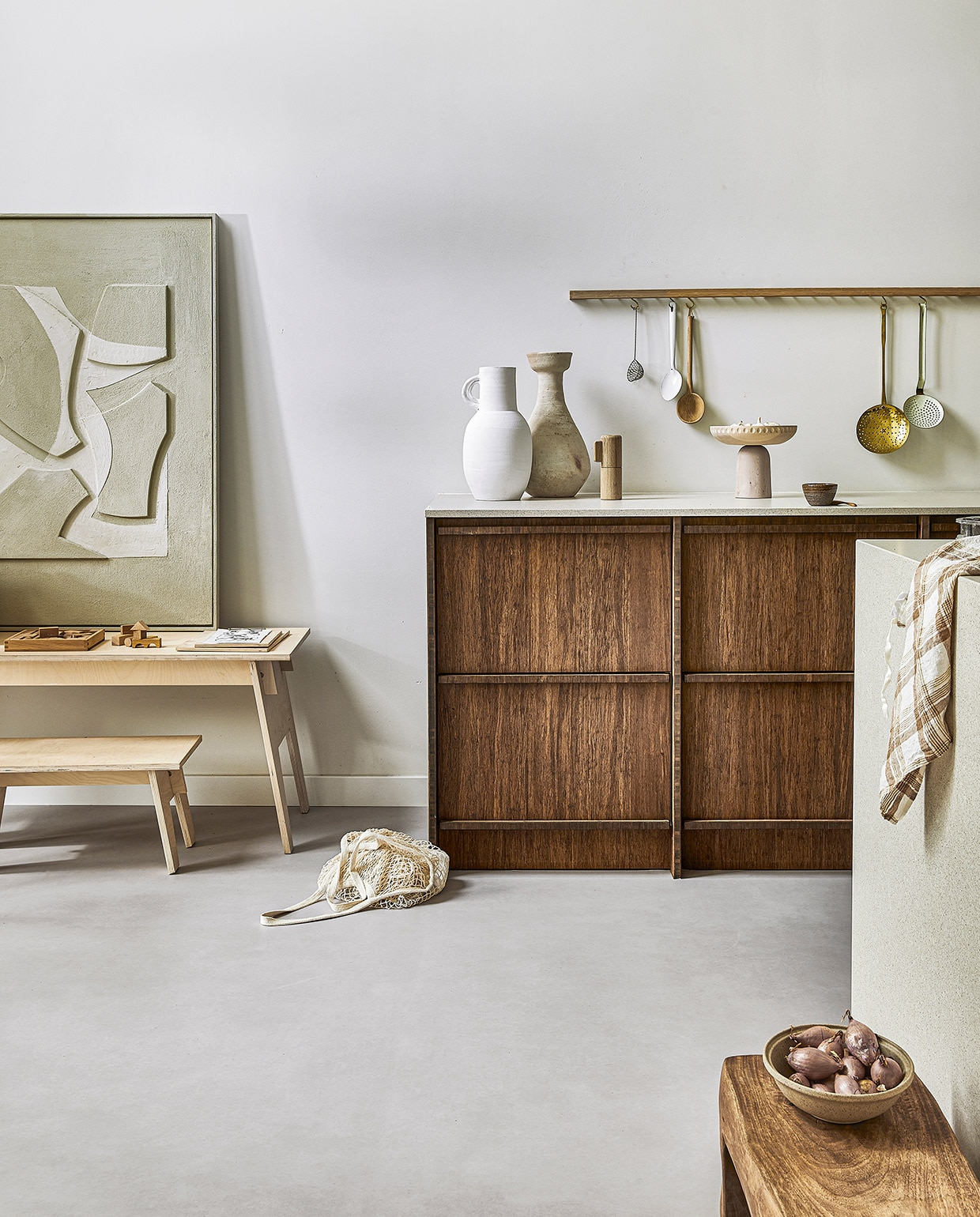 Novilon vloer Kiezel per m² € 29,50.M.m.v. woodchuck.nl (kindertafel en -bank), woodenstory.pl (houten blokken), householdhardware.nl (vazen), letoile.store (theedoek, pepermolen, bruine kom), studio-yen.com (kruk), bymolle.com (nettas), tessaderijk.com (kunstwerk). Keuken handgemaakt, overig privébezit.