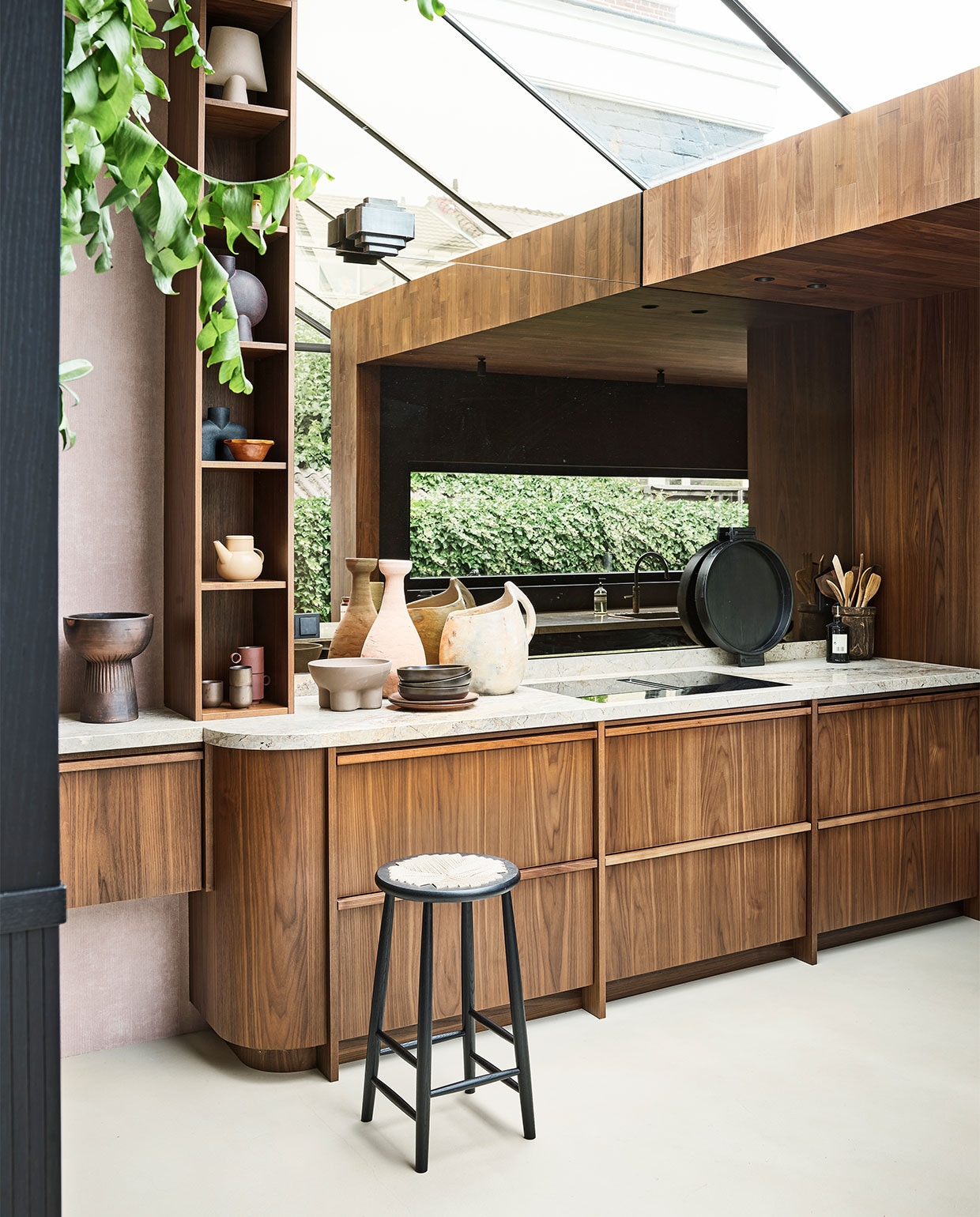 Donkerbruine keramische borden Home Chef, diep € 16,95, plat € 17,95, theepot, € 46,95, mokken met oor, per 2 € 26,95, houten schaaltje, € 7,95 (hkliving.nl). Lichtoranje Tamegroute-vaas, € 129,- (householdhardware.nl). Grote kan/vaas, € 230,- (couleurlocale.eu). Barkruk J165B van FDB Møbler, € 689,- (homestede.nl). Wandlamp, € 284,95, bruine ronde vaas Sphere, € 40,50, zandkleurige vaas Sphere Square, € 49,50, bruine schaal op voet Mura, € 34,95, taupe schaal op pootjes Ivy, € 49,95, zwarte vaas op twee poten Cobra, € 35,95, zwart dienblad van mangohout Abu, € 63,95 (casagitane.com). Overig privébezit.