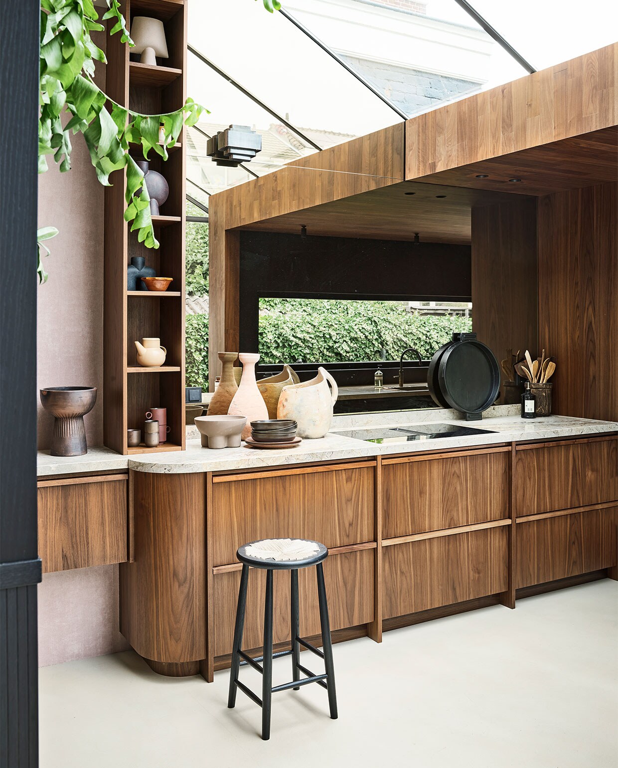 Donkerbruine keramische borden Home Chef, diep € 16,95, plat € 17,95, theepot, € 46,95, mokken met oor, per 2 € 26,95, houten schaaltje, € 7,95 (hkliving.nl). Lichtoranje Tamegroute-vaas, € 129,- (householdhardware.nl). Grote kan/vaas, € 230,- (couleurlocale.eu). Barkruk J165B van FDB Møbler, € 689,- (homestede.nl). Wandlamp, € 284,95, bruine ronde vaas Sphere, € 40,50, zandkleurige vaas Sphere Square, € 49,50, bruine schaal op voet Mura, € 34,95, taupe schaal op pootjes Ivy, € 49,95, zwarte vaas op twee poten Cobra, € 35,95, zwart dienblad van mangohout Abu, € 63,95 (casagitane.com). Overig privébezit.