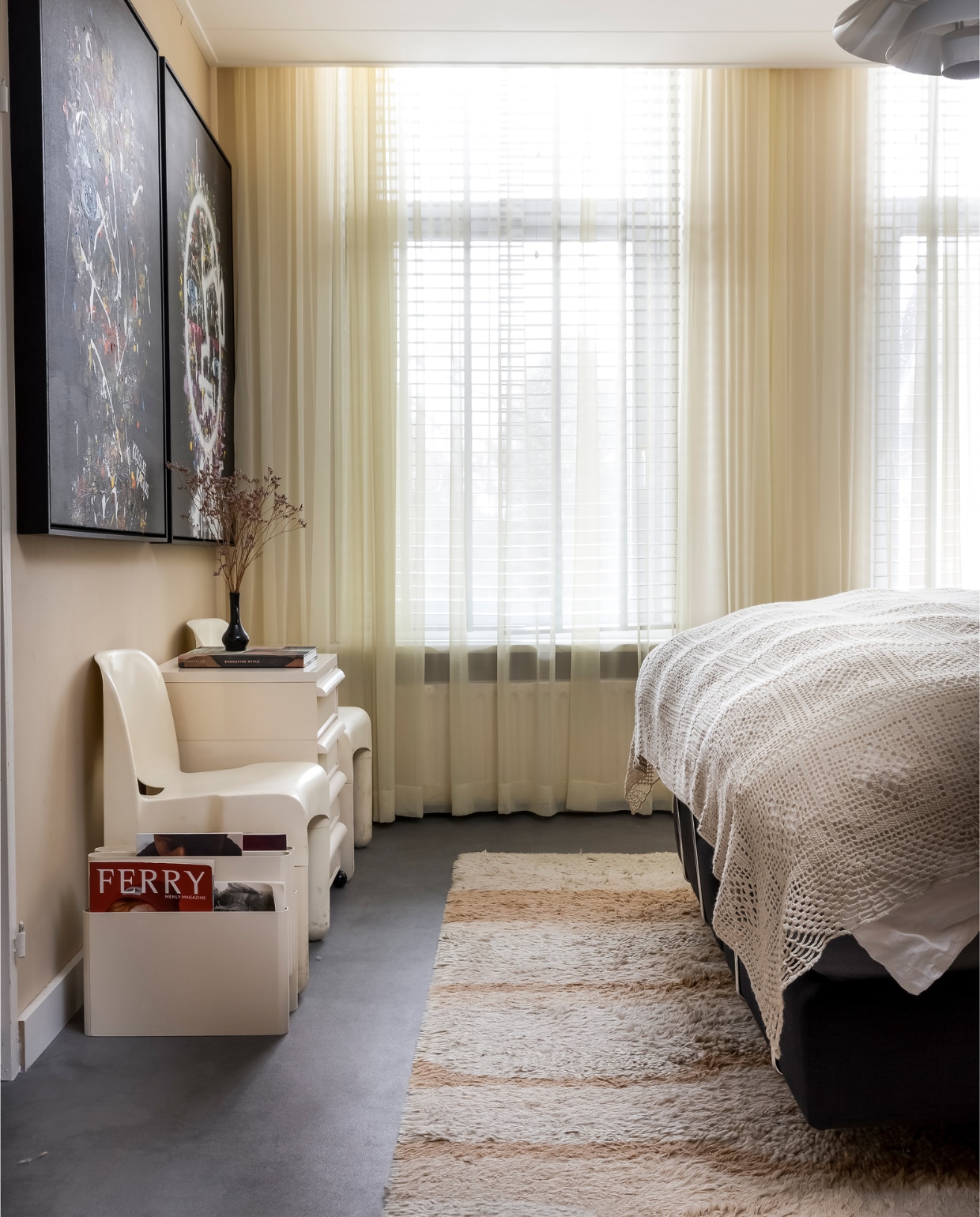 Kunstwerken Kesslee Kasius. Hanglamp Marktplaats, geïnspireerd op een ontwerp van Louis Poulsen. Jaren 70-lectuurbak Giotto Stoppino voor Kartell. Vintage stoelen Joe Colombo voor Kartell. Vintage ladekast Simon Fussel voor Kartell. Gordijnen tweedehands via Marktplaats. Overig kringloop.