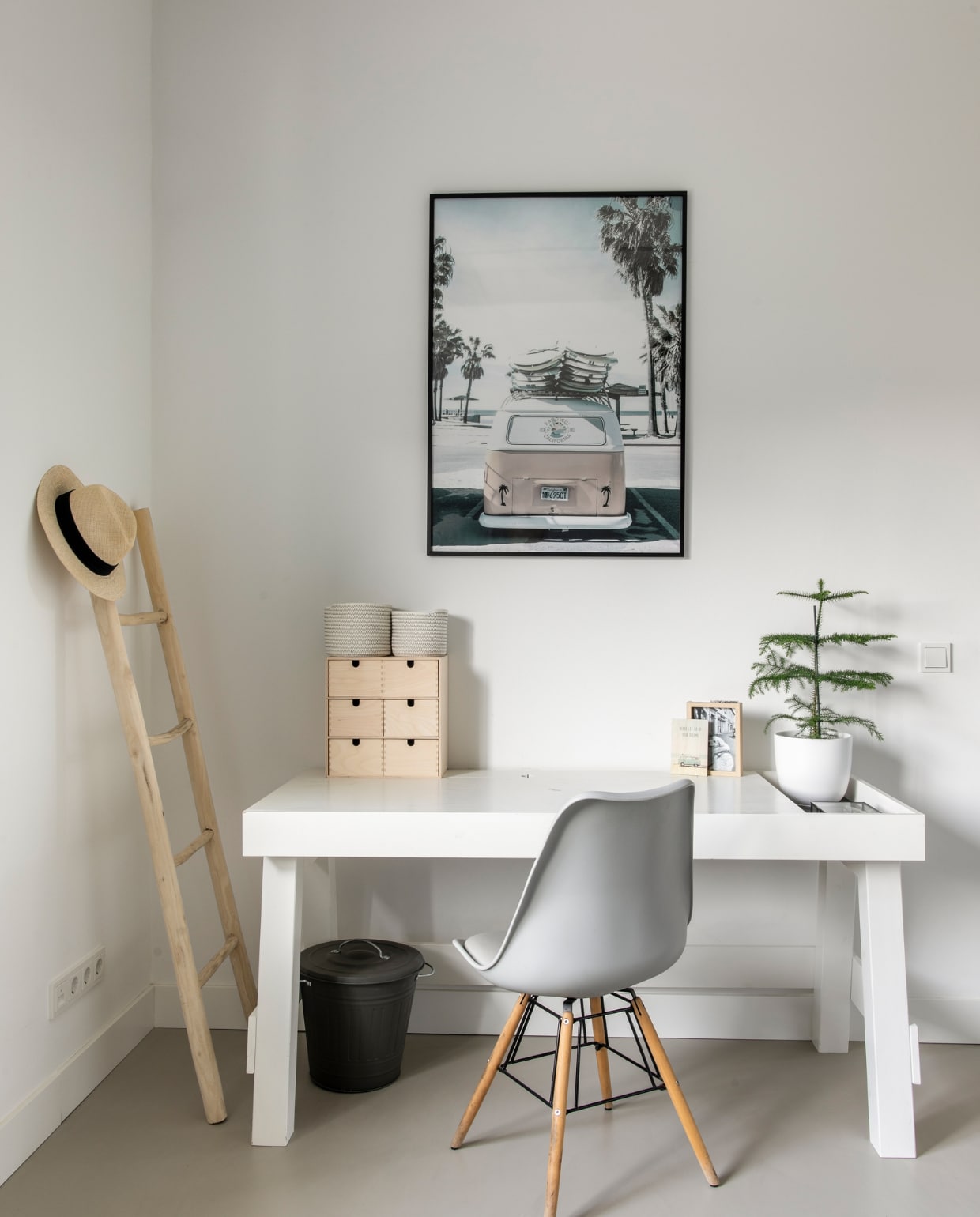 Op de kamer van Bente een bureau van Basic Label, stoel cadeau gekregen, prullenbak Ikea, ladder Xenos, hoed Zalando, ladenblok Ikea, mandjes Jysk, plantenpot Intratuin, poster van Posterstore.