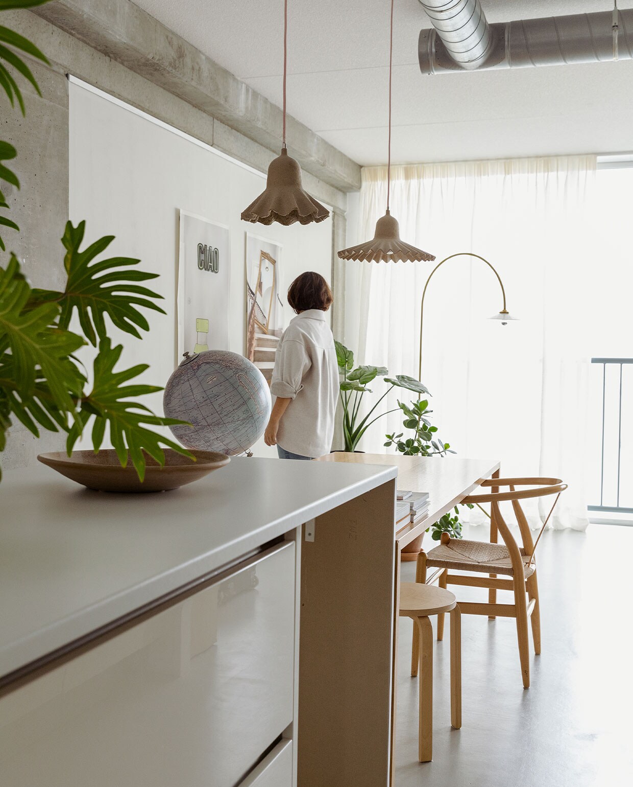 Geadopteerde plant, schaal It Flinkeboskje, hanglampen Egg of Columbus van Seletti, tafel Habitat, vloerlamp Muller Van Severen voor Valerie Objects. Overig onbekend.