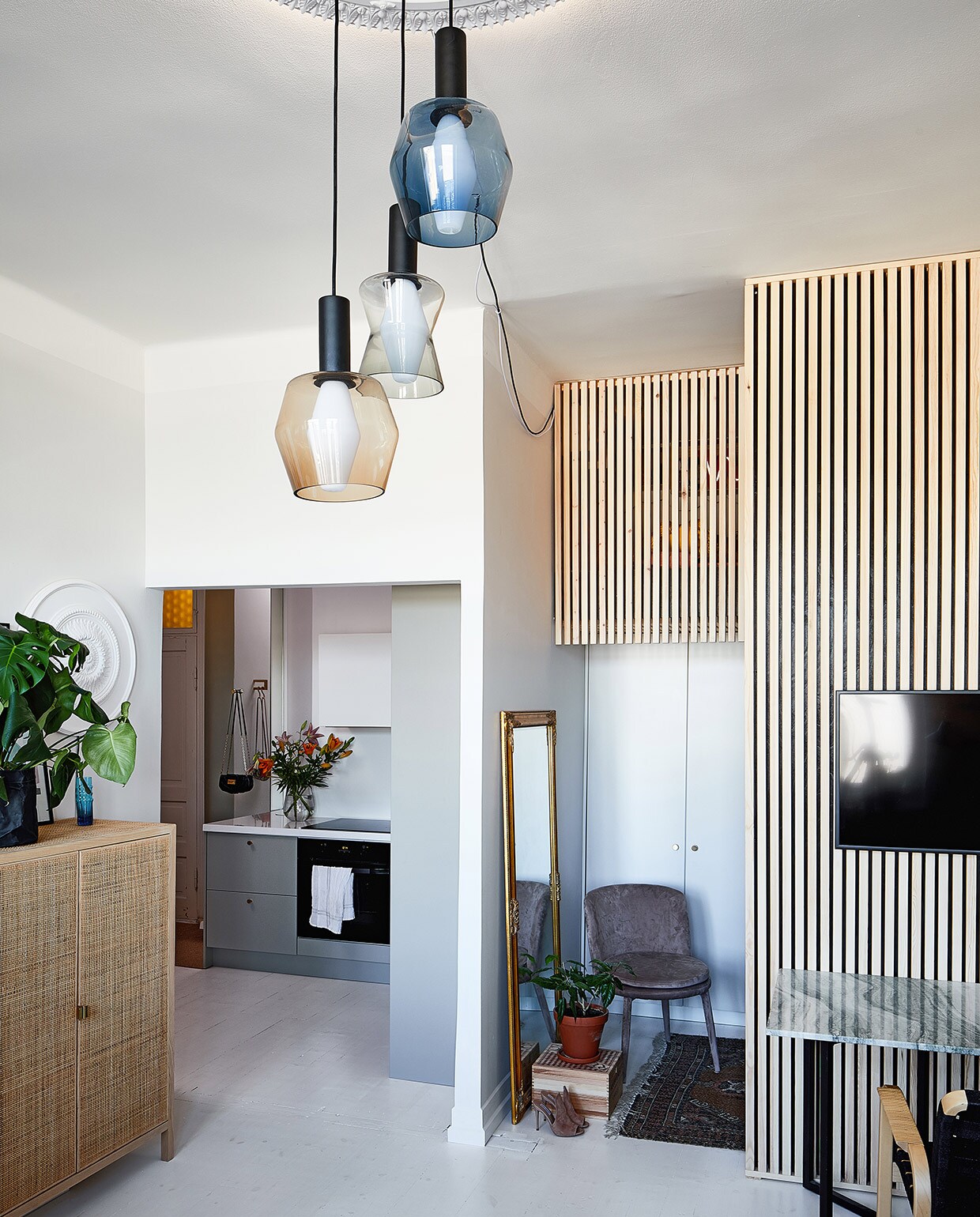 Geadopteerde plant, schaal It Flinkeboskje, hanglampen Egg of Columbus van Seletti, tafel Habitat, vloerlamp Muller Van Severen voor Valerie Objects. Overig onbekend.