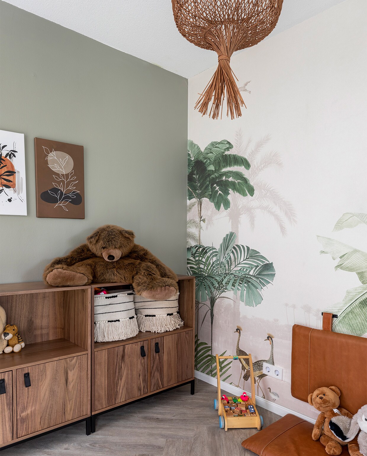 Flexa Easycare Muren muurverf Saliegroen, Flexa Creations muurverf op de nissenwand The Salon 4 (flexa.nl). Behang uit de collectie Oasis 317401 € 495,- (eijffinger.com). Hanglamp Garve € 229,95 (lucide.com). Opbergkasten, per stuk € 399,- (basiclabel.nl). Leren kussens, per stuk € 269,- (nahka.nl). Kunstwerk Minimalistisch Abstract Landschap met een plant in herfstkleuren van Tanja Udelhofen € 65,-, kunstwerk Minimalistisch Abstract Landschap in donkere herfstkleuren van Tanja Udelhofen € 65,-, kunstwerk Abstracte Botanische Aquarel Wabi-sabi Kunst van Diana van Tankeren € 65,- (werkaandemuur.nl). Overig privébezit.