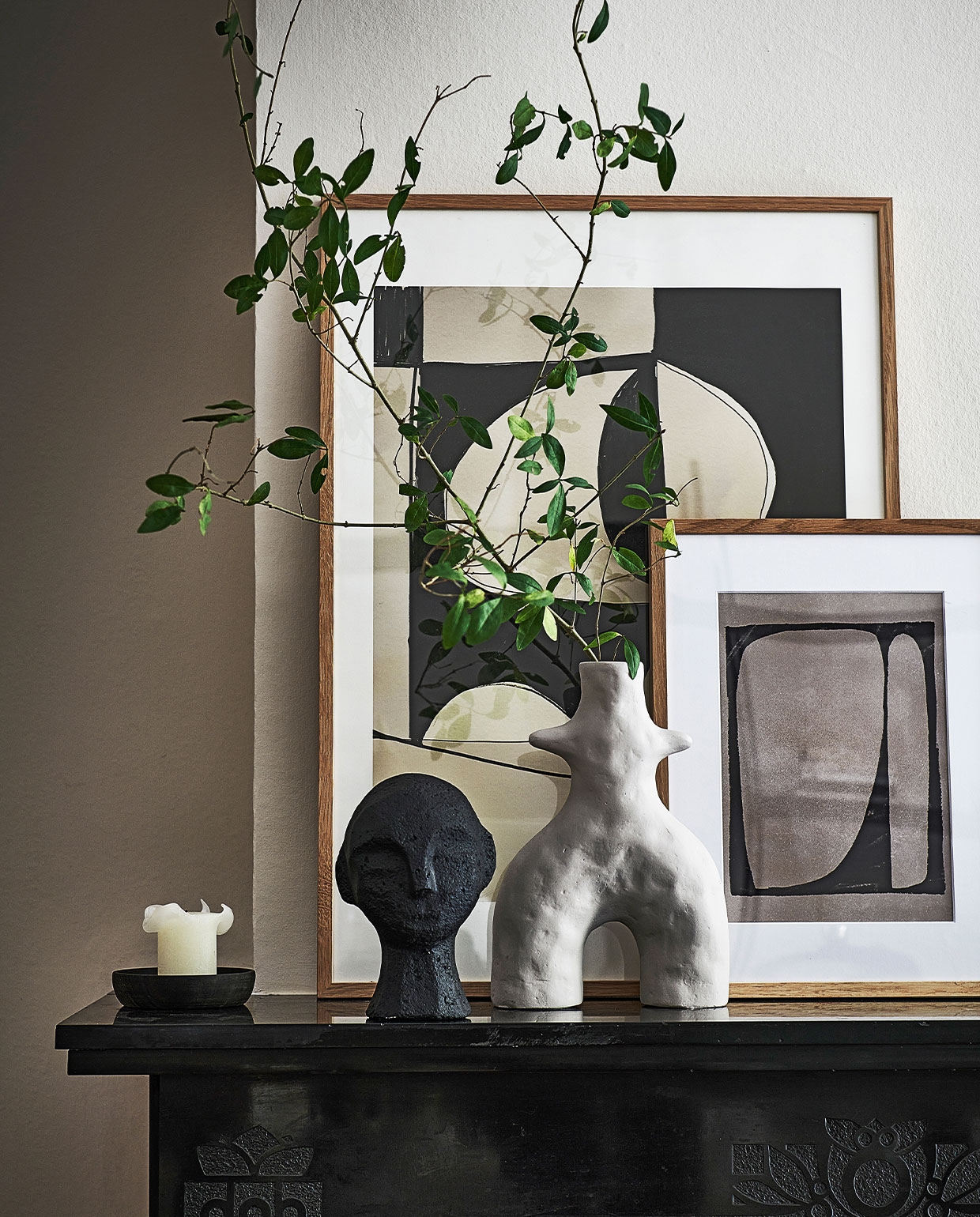 Zwarte ecomix sculptuurkop, 13,5×12,5×20 cm (bxdxh) € 34,95. Zandkleurige ecomix takjes-vaas maat M, 20x8x29 cm (hxdxb) € 49,95. Naturel houten fotolijst met passe-partout, 31x41x2,5 cm € 19,95. Naturel houten fotolijst met passe-partout, 41x51x2,5 cm € 29,95. Overig privébezit.