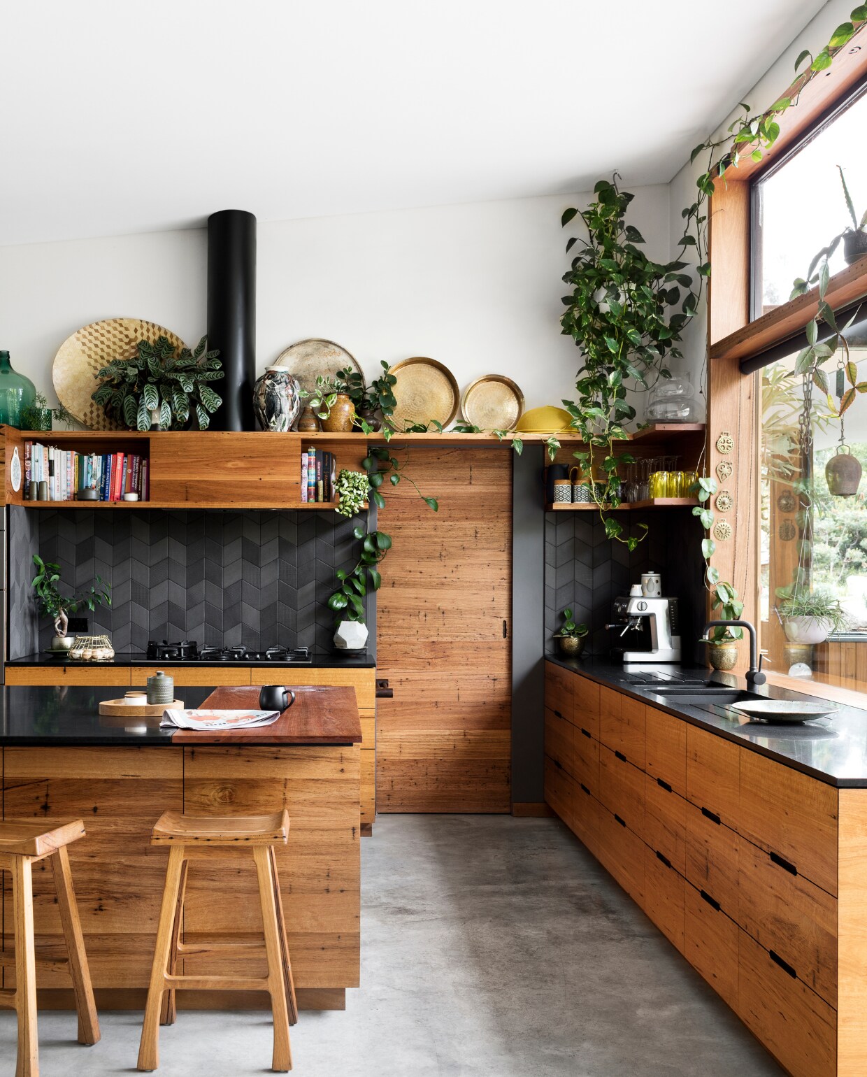 Keuken van gerecycled hardhout (Australische eik), gemaakt door Brad. Granieten werkblad. Wandtegels Academy Tiles. Oven en kookplaat Neff. Gele glazen Freedom. Overig onbekend.