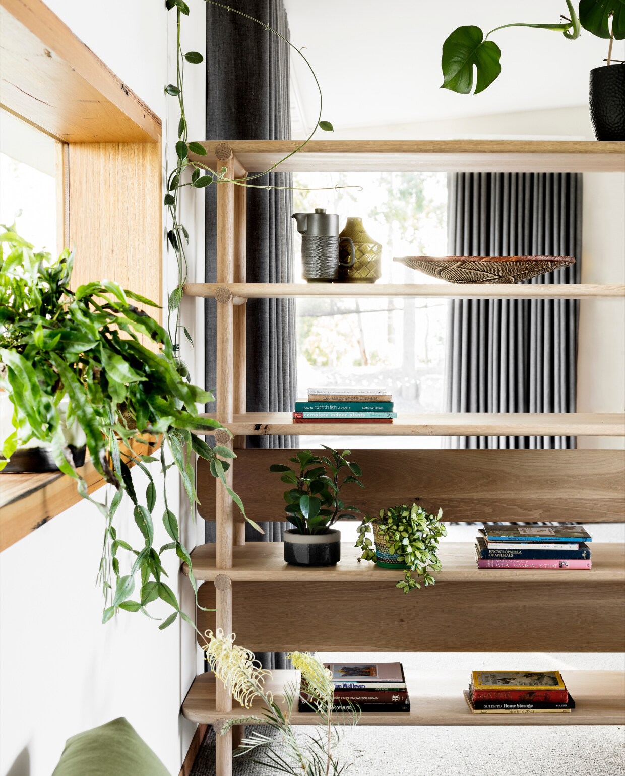 Open boekenkast en lage tafel Nicholls Design. Vaas onderin Mike Nicholls. Overig tweedehands.