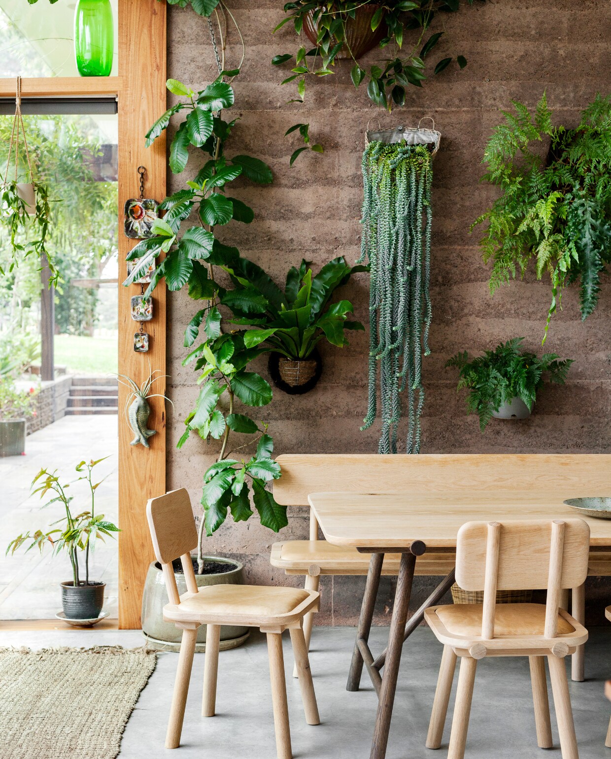Eettafel, bank en stoelen Nicholls Design.