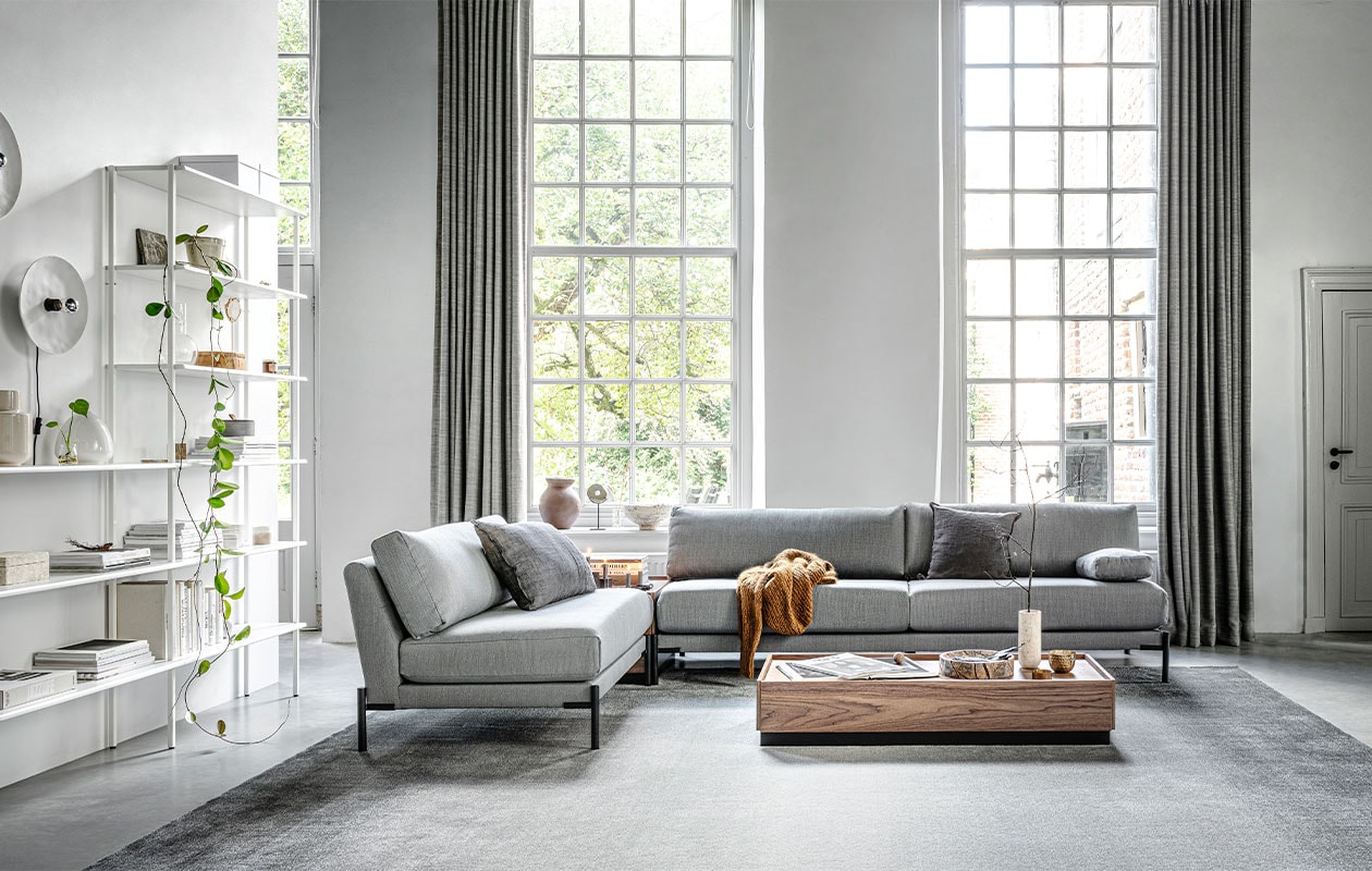 Wollen karpet Nature cord ecru melé, verkrijgbaar in 160×230 cm € 735,-, 200×290 cm € 1155,- en 240×330 cm € 1575,-M.m.v. vantil.nl (bureau, lamp), designtales.nl (stoel), zarahome.com (stenen vaas), letoile.store (mok, glas). Overig privébezit.