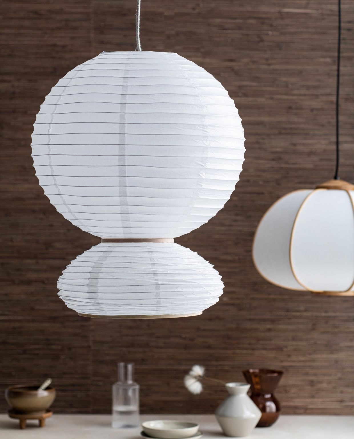 Karaf ribbelglas € 39,- (thefinestore.com). Aardewerken vaas € 7,99, lamp € 99,- (hm.com). Glazen vaas € 16,95, houten plateau € 12,95 (zaanschfaamwebshop.nl). Overig privébezit.