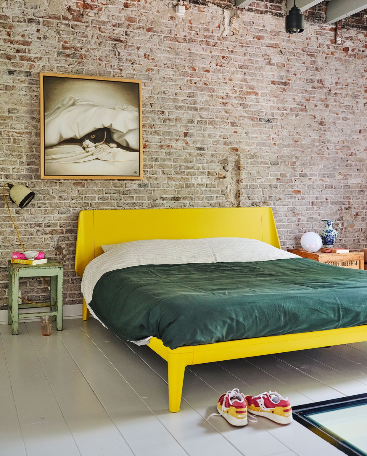 Verfkleur vloer Keim 9473. Bed Essential en dekbedovertrek Auping. Nachtkastjes, wandlamp en bollamp vintage. Schilderij kat Boris van de Grint. Hanglamp Zuiver. Sneakers Saucony.