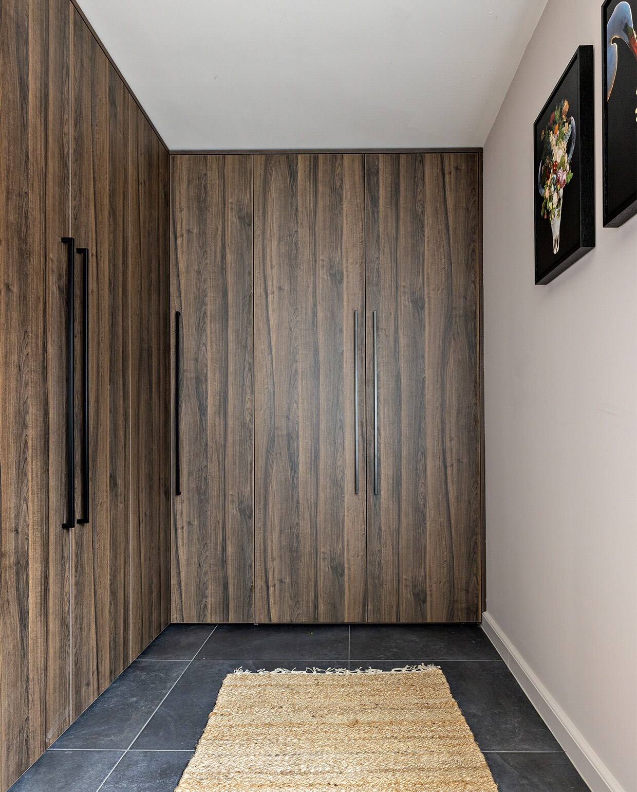 Op maat gemaakte kast in Lime Earth Baked F256/M02 en Sable LR81 LR81/SAB Woninginrichting-Aanhuis. Kunstwerk Romance is Dead van Marja van den Hurk Werk aan de Muur. Kunstwerk Love van Marc Costermans Werk aan de Muur. Vloerkleed van Nordal PAND40. Overig privébezit
