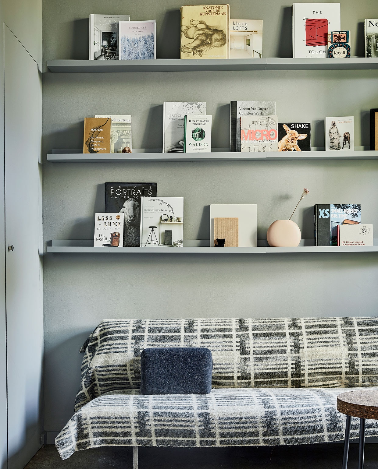 Schilderijplank Mosslanda Ikea, geschilderd in Plummett van Farrow &amp; Ball. Onderste plank: miniatuur Egg Chair uit een museum in Kopenhagen. Vintage Martin Visser-slaapbank met wollen plaid gekregen.
