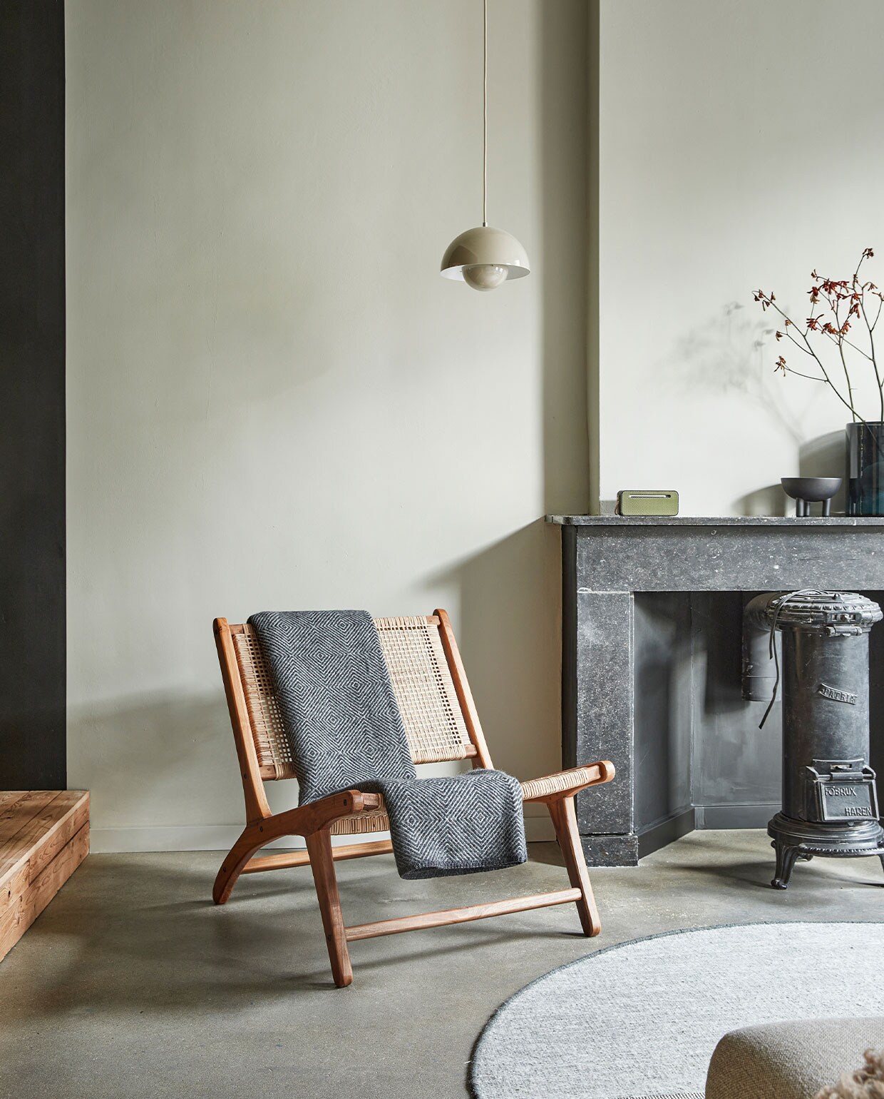 Verfkleur Pavilion Gray van Farrow &amp; Ball. Stoel CHR01 Zara Home. Hanglamp Flowerpot VP1 Verner Panton via &amp;Tradition. Speaker aMove Kreafunk. Schaaltje Duck Bowl 101 Copenhagen. De kachel vond Mees in haar vaders garage. Overig onbekend.