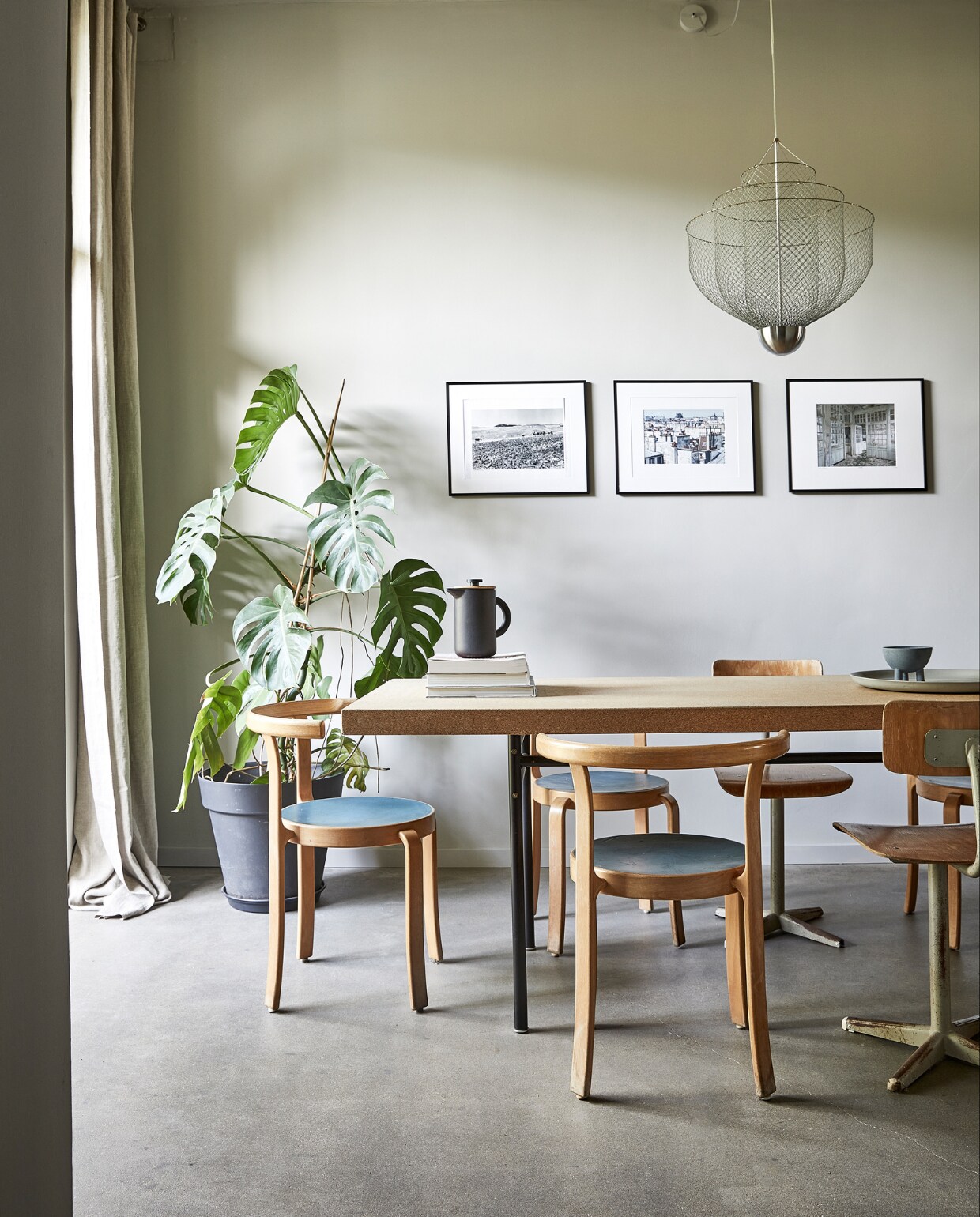 Linnen gordijnen zelfgemaakt. Eettafel Sinnerlig Ikea. Vintage Deense stoelen gekregen, vintage schoolstoelen gevonden in een loods in Drenthe. Cafetière Theo Stelton. Schaaltje Duck Bowl 101 Copenhagen. Platte schaal Mud Australia. Kroonluchter Meshmatics Rick Tegelaar. Reisfoto’s in lijsten van Ikea.