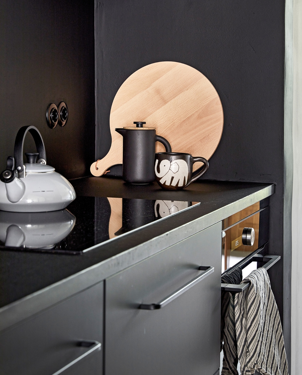 Fluitketel Zen Le Creuset. Cafetière Theo Stelton. Snijplank Dille &amp; Kamille. De mok uit Oeganda was een cadeau.