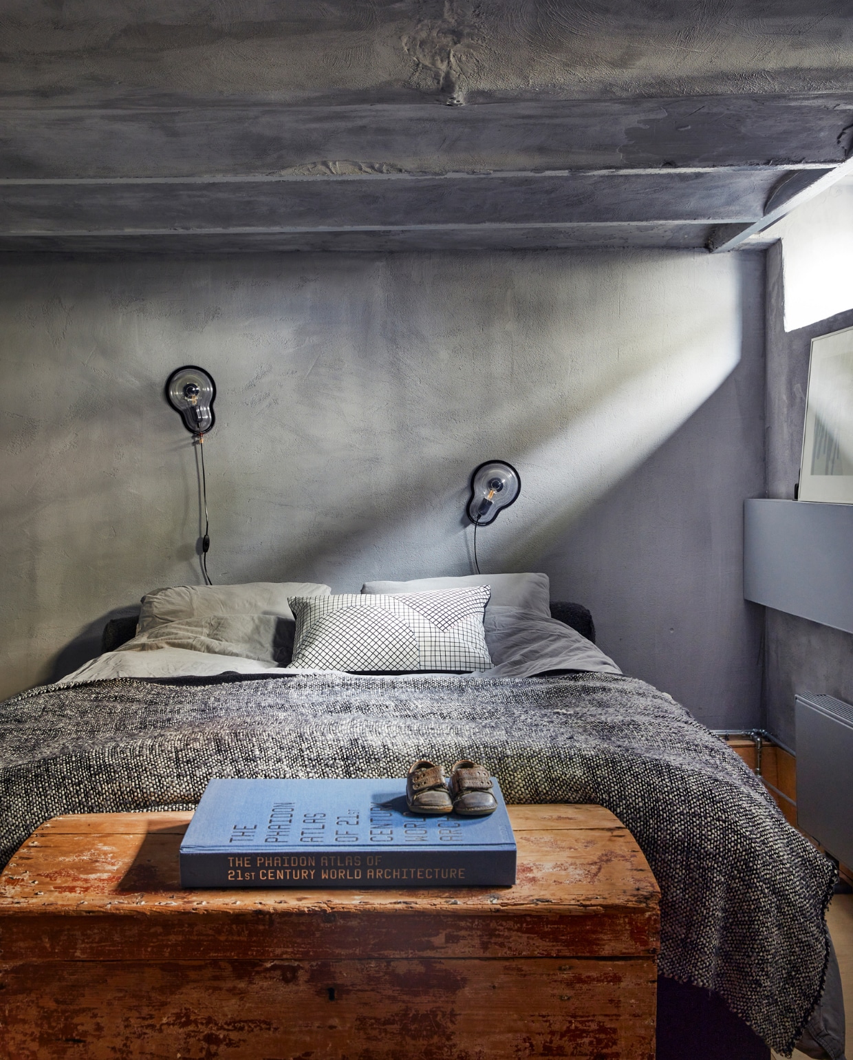 Multipor minerale isolerende panelen Eco-logisch. Kalkverf in kleur Thorn van Bauwerk. Stickey Lamp Droog Design. Beddengoed en kussenhoes Ikea. Plaid gekregen van ontwerpbureau Wolterinck, een oude werkgever. Kist rommelmarkt. Babyschoentjes van Mees.