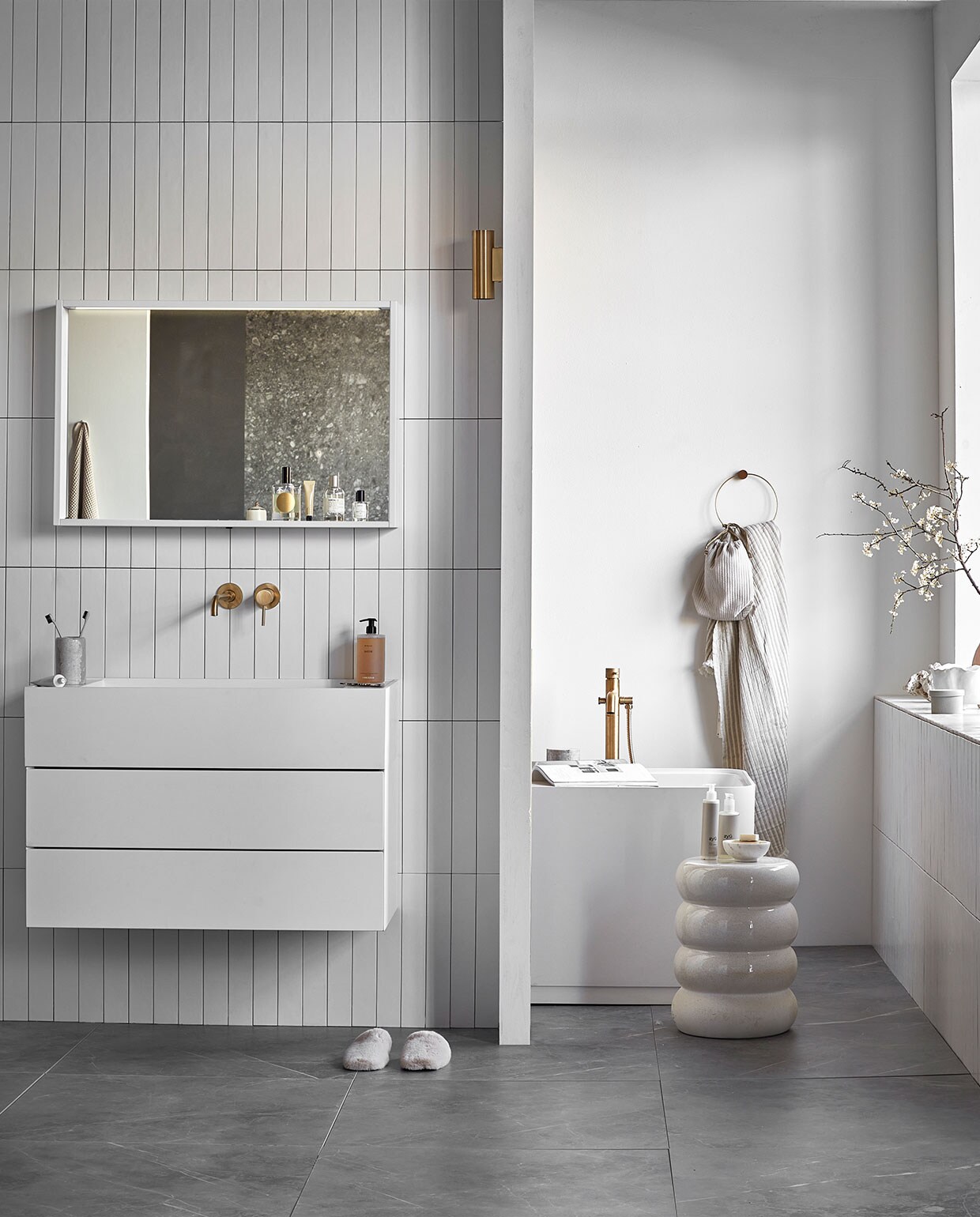 Kunststof spiegel Gorgeous in wit inclusief ledstrip met bewegingssensor, 59,6x90x10 cm (lxbxd) € 440,- (ook verkrijgbaar in breedtematen 60 cm en 120 cm en in zwart, zand en grijs). Top Solid wastafel Wide in wit, 40x91x20 cm (lxbxd) € 690,- (ook verkrijgbaar in breedtematen 61 en 121 cm en in Quartz en Marmer). Kunststof afdekblad in wit, 90 cm € 200,- (ook verkrijgbaar in breedtematen 60 en 120 cm). Kunststof onderkast Tidy in wit, 2 lades met push-systeem (ook verkrijgbaar met handgreep), 20x90x40 cm (lxbxd) € 1432,- (ook verkrijgbaar in breedtematen 60 cm en 120 cm en in zwart, grijs en zand). Top Solid bad Soft Edge in wit inclusief plateau, 160x73x59,5 cm (lxbxh), inhoud 200 liter € 2950,- (ook verkrijgbaar in zand en in Quartz in grijs en zwart). Op de wand vtwonen tegels Marrakesh Nieve mat, 6,5×40 cm, per m² € 70,-. Op de vloer vtwonen tegels Classic Grey mat, 74×74 cm, per m² € 74,50.