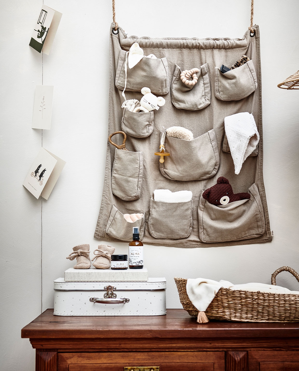 Houten kast € 350,- (vandijkenko.nl). Wall pocket beige van Numero 74 € 59,- (lidor.nl). Verschoonmand zeegras van Cam Cam € 69,95, knuffelkussen zwaan Vicky Swan van Numero 74 € 64,- donkerbruine knuffelbeer Bernard van Bonton € 24,-, houten borstel in vorm van schelp van Konges Sløjd, set van 3 € 40,- (storeofdaydreams.com). Kartonnen koffer met stippen € 15,99, muizenrammelaar € 17,99, mousseline slinger € 17,99, mousseline handdoek € 9,99, rotan rammelaar € 15,99, rotan plafondlamp € 69,99, beige kam met schildpadmotief € 11,99 (zarahome.com). Speendoek in maan-vorm van Dappermaentje € 23,95, slofjes van Hvid € 34,95 (psikhouvanjou.nl). Fopspeen € 4,95 (dekleineparade.com). Babyverzorging van Alma vanaf € 35,-, baby book € 49,95, hoornen kam van Atelier Annur € 21,95, siliconen bijtring van Little Chew € 19,95 (zoenvoorgust.com). Kaartjes vanaf € 1,50 (keizerin.nl).