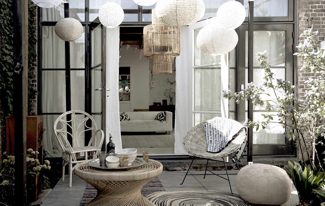 bohemien tuin met stoel en vloerkleed
