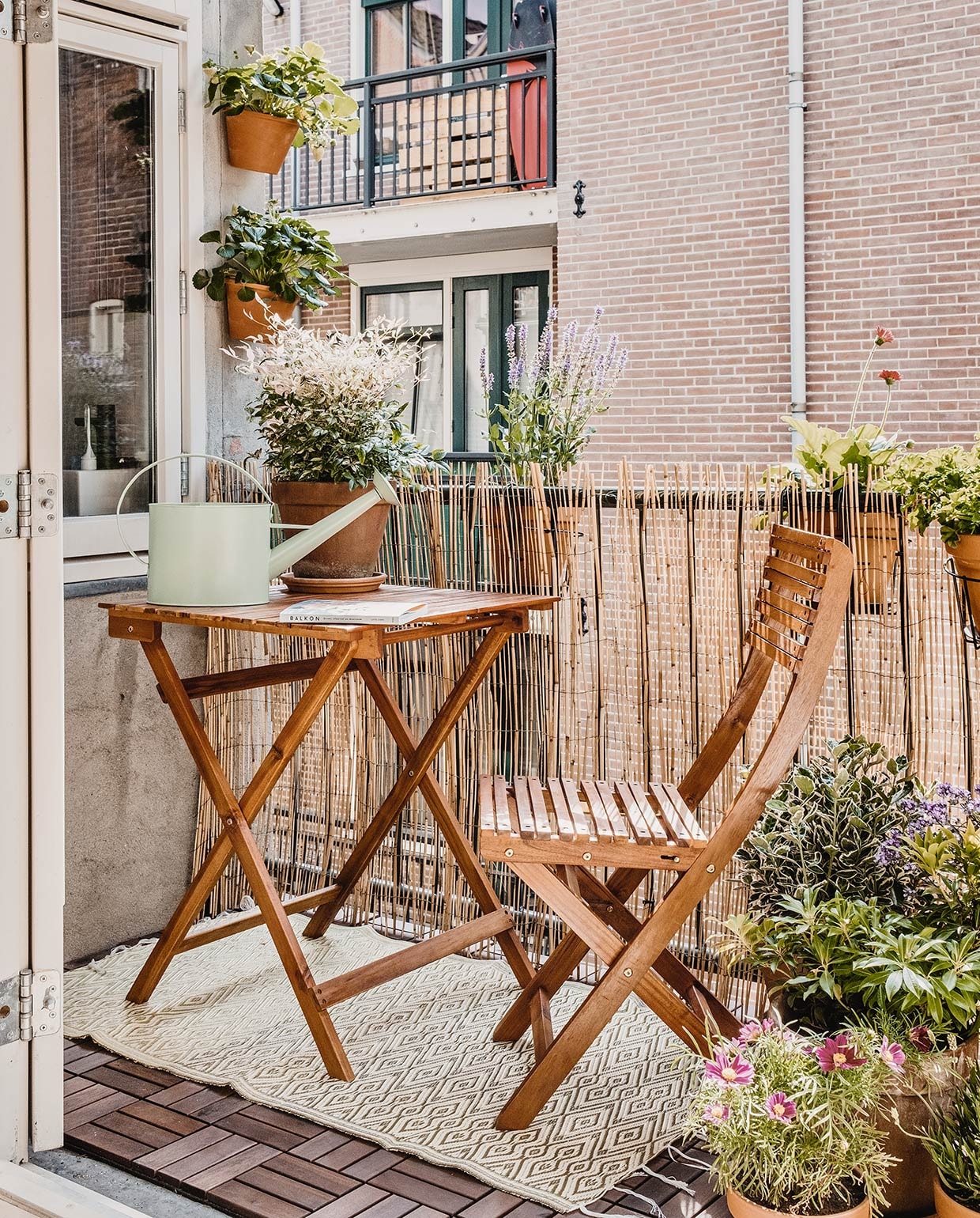 Studio met klein balkon en houten tafel