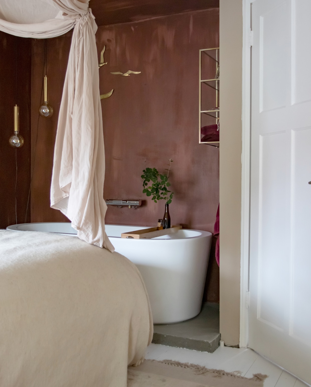 Kalkverf Cardinal Red van Pure &amp; Original, hanglampen boven bad Karwei, badplank Ikea, gouden vogels vintage, gouden wandkast Søstrene Grene, bedlinnen H&amp;M Home, hemel Numéro 74, kleed Zuiver. Overig onbekend.
