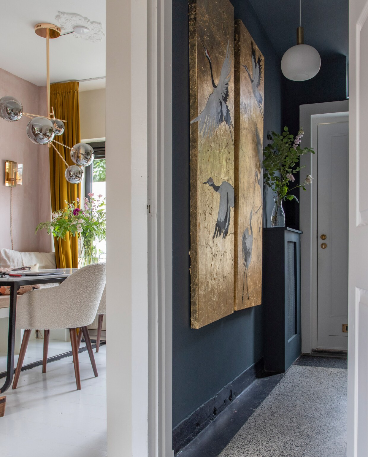 Kalkverf Skin Powder van Pure &amp; Original, gordijnen Hema, eettafel Furnified, eetkamerstoelen Sofa Company, lamp boven tafel Fonq, lamp aan de muur en lamp in hal vintage, karaf op tafel H&amp;M Home. Muurverf hal Yippee Blue van Histor, kunst zelfgemaakt. Overig onbekend.