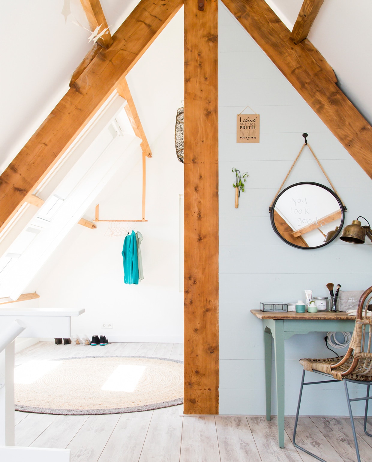 Vloer Steeneiken van Flexxfloors per m² € 25,49 (Karwei). Frans brocante tafeltje € 75,- (www.flynk.nl). Onderstel geschilderd in zijdeglans verf Leemgroen 3003 uit de collectie Kleuren van Nu per 750 ml € 19,95 (Karwei). Stoel Kawa van House Doctor € 149,95, spiegel van Madam Stoltz € 44,95, Good Day reisset van Walra € 21,95, sisal vloerkleed Ø 200 cm € 119,- (www.vtwonen.nl). Wandverf zijdeglans Jade Groen 5051 uit de collectie Kleuren van Nu per 2,5 liter € 23,95 (Karwei). Poster A5 op kraft karton € 9,95 (The Cherry on Top). Bamboe vaasje € 5,- (Six and Sons). Vintage bureaulamp € 139,- (www.homeathome.com). Opberg­doos € 13,95 (www.vtwonen.be). Toiletartikelen vanaf € 2,- (Hema). Vaasjes privébezit.