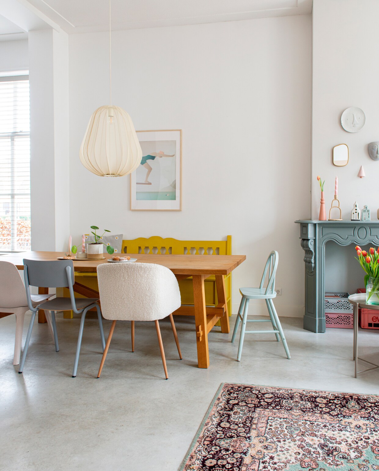Tafel, beige stoel, kussen Ikea. Houten bank Oud is Nieuw. Grijze stoel Zuiver, vachtstoel Søstrene Grene, kinderstoel rommelmarkt. Hanglamp Bolia. Vloerkleed vintage. Poster Vissevasse. Bloempot Intratuin. Roze kandelaar Atelier-W, beige kandelaar op tafel Lagerhaus, kaarsen Plek conceptstore. Roze vaas en kandelaar op schouw Karwei, kerkje Xenos, huisje Hema. Wandbord Kwantum. Kerstboom Marleen Out. Vintage krat Evian @tweedesans. Verf schouw Early Dew van Flexa, grijze grondverf op schoorsteenmantel. Betonvloer. Overig onbekend.