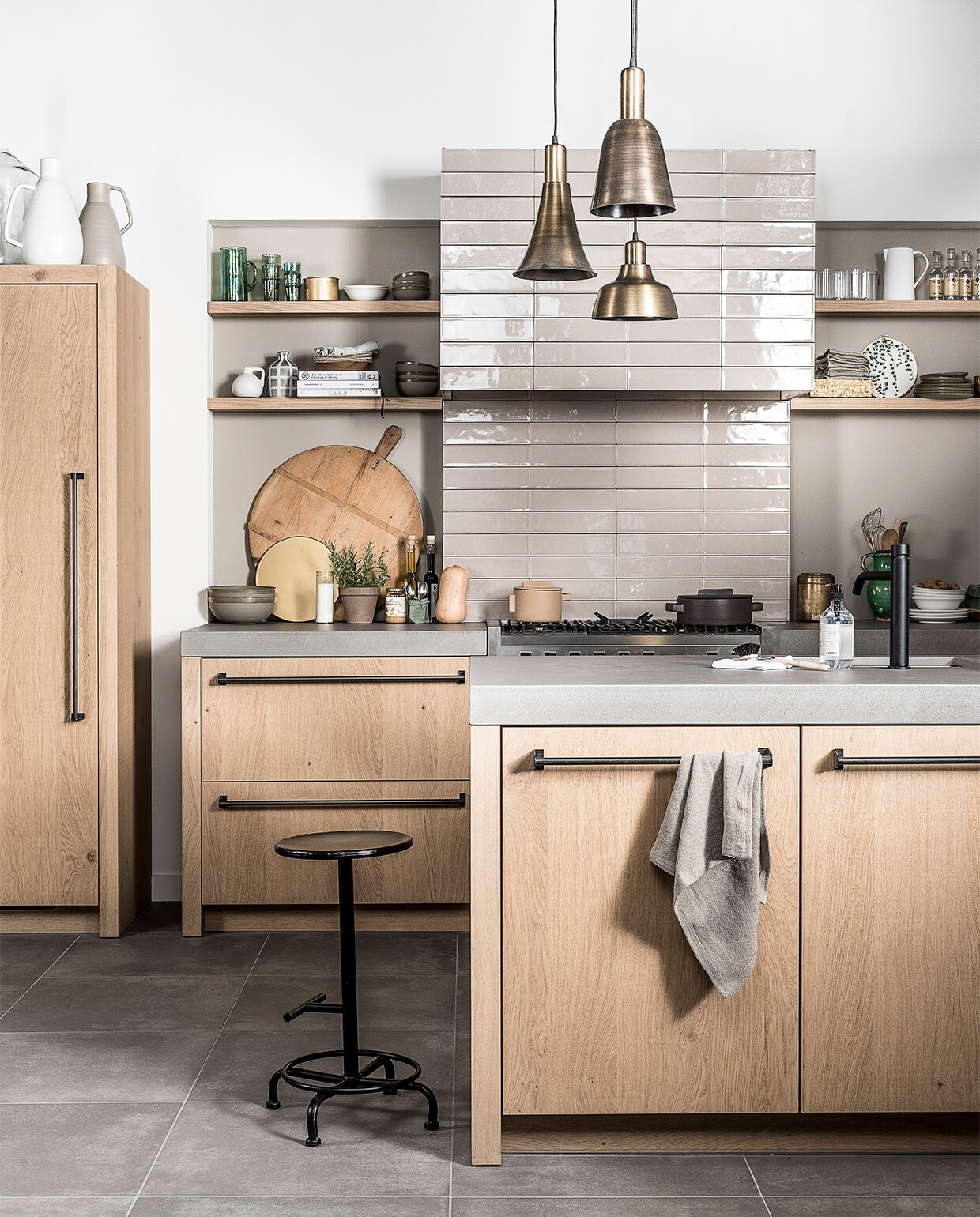 Hanglamp Shine, Glow en Bloom van vtwonen in brons per stuk € 59,95mandemakers (keuken), &amp;klevering (groene glazen kan, groene glazen, kookboeken, aanrechtdoekje), six and sons (messing opbergbox, messing kandelaar), nijhof (groen servies, groen vaasje met witte strepen, groene linnen servetten, pannen, witte kan, gespannen doek met blad- illustratie, groene opbergzak, gouden vaas), loods 5 (zeeppompje, afwasborstel, oud messing blik, gouden opbergbox, houten snijplank op pootjes), De weldaad (oude groene stenen kan). koperen draadmand, linnen schorten, ecru en witte kannen, flesvaas, gouden schaal, kruk, hanglampen, glazen, wit servies, theedoeken, rolgordijn en memo/magneetbord van vtwonen. Overig privébezit.