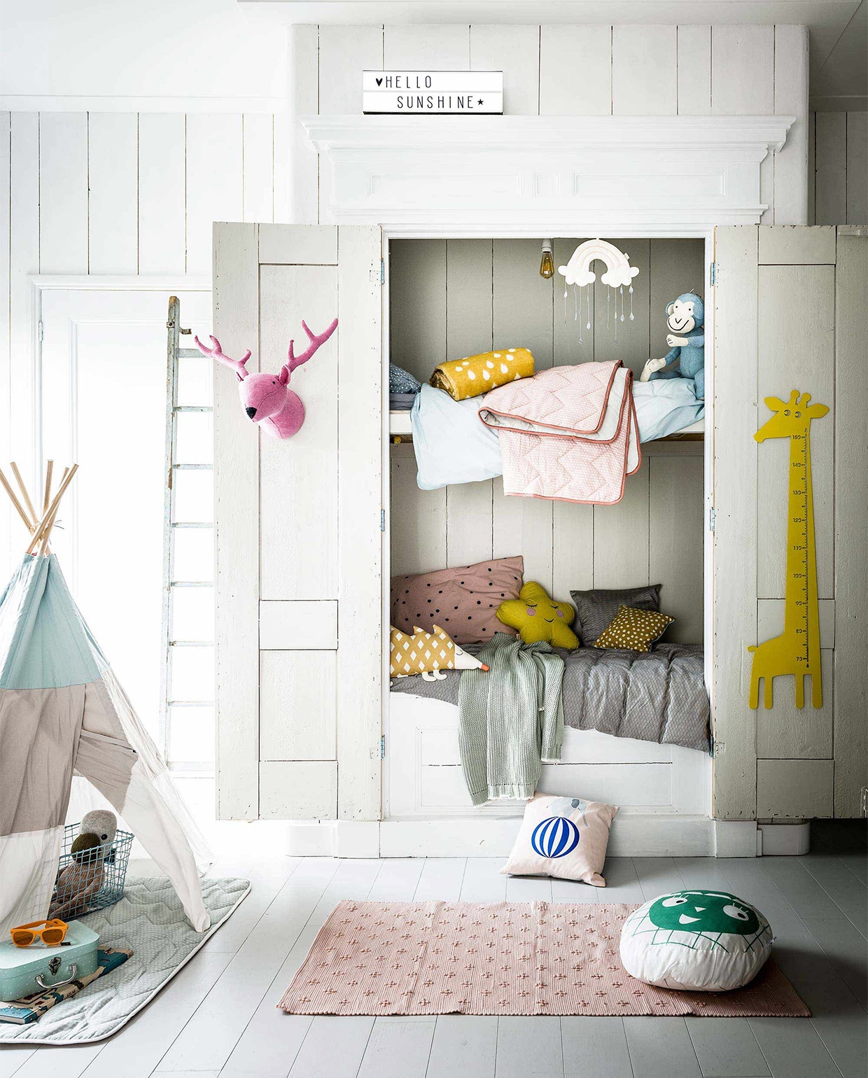 1. Lichtbox A5 Long van A Little Lovely Company, 50x15x6 cm (lxbxd) € 62,50 2. Mobiel Regenboog van CamCam Copenhagen, 29×18 cm € 33,95 3. Dierenkop Rendier van Kidsdepot Zoo, 50x30x18 cm (hxbxd) € 39,95 4. Deken Rainy Days van Brita Sweden, 180×30 cm € 173,- 5. Deken baby van Camcam Copenhagen, 100×100 cm € 56,95 6. Knuffel Jungle Aap van Kidsdepot, 40×30 cm € 39,95 7. Dekbedovertrek Candyfloss Junior van Done by Deer, 100×135 cm € 49,95 8. Meetlat Giraffe van Roommate, 115×28 cm € 67,- 9. Kussensloop Odette van La Cerise sur le Gâteau, 65×65 cm € 24,95 10. Kussen Star van Roommate, 36×42 cm € 32,99 11. Kussen Dots van Ferm Living, 30×30 cm € 34,- 12. Kussen Egel van Bloomingville, 30×48 cm € 71,- 13. Ledikantdeken Belize van Koeka, 100×150 cm € 79,95 14. Bedlinnen Junior van CamCam Copenhagen, 140×100 cm € 65,95 15. Tent Tipi van Sebra, 140x120x110 cm (hxbxl) € 149,- 16. Mand Wire van Kidsdepot, 38x29x23 cm (lxbxh) set van 3 € 49,95 17. Deken baby van Camcam Copenhagen, 100×100 cm € 56,95 18. Vloerkleed Liz van Naco, 140×70 cm € 44,95 19. Kussen Olifant van Oyoy, 40×40 cm € 33,99 20. Kussen Mini Arrows Grid van Roomblush, Ø 40 cm € 33,-. Overig privébezit