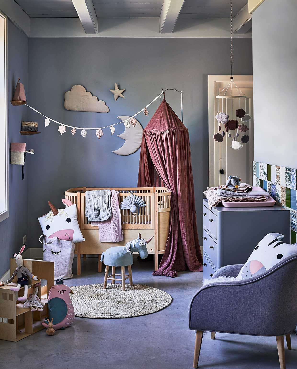 1 Mandje van Liewood, 18×14,5 cm (hxb) € 16,95. 2 Muurdecoratie van Camcam Copenhagen, set van 3 € 47,95. 3 Manden van Childhome, set van 3 € 34,95. 4 Vlaggenlijn van Camcam Copenhagen, 220 cm € 32,95. 5 Bedhemel van Sebra, 240×52 cm (hxØ) € 119,95. 6 Wolken mobiel van Sebra, 57×22 cm (hxØ) € 54,95. 7 Muurornament vogelhuisje Mus van Kidsdepot, 20x15x22 cm (bxdxh) € 19,95. 8 Jongleerbal van Oyoy, Ø 13 cm € 27,50. 9 Kussensloop Odette Biscuit van La Cerise sur le Gâteau, 50×70 cm € 25,-. 10 Ledikantdeken Antwerp van Koeka Kids, 100×150 cm € 69,95. 11 Aankleedmat Matty van Leander, 70×50 cm € 99,-. 12 Unicorn kussen van Kidsdepot, 45×45 cm € 24,95. 13 Hydrofiele deken van Camcam Copenhagen, 100×100 cm € 44,95. 14 Deken Diamond Knit van Jollein, 100×150 cm € 50,95. 15 Muziekmobiel van Camcam Copenhagen € 44,95. 16 Ledikant/meegroeibed van Sebra, 115×75,8×88 cm (lxbxh) € 849,95. 17 Commode van Leander, 91x94x55 cm (hxbxd) € 699,-. 18 Kussen konijn van Kidsdepot, 40×40 cm € 24,95. 19 Katoenen mand van Bloomingville, 40×30 cm (hxØ) € 45,-. 20 Poef Unicorn op pootjes van Kidsdepot, 31x45x59 cm (bxdxh) € 99,95. 21 Moeder konijn Bunny van Kidsdepot, 40 cm € 24,95. 22 Konijn Lucy van Kidsdepot, 25 cm € 19,95. 23 Kussen Bird van Roommate, 45×38 cm € 36,95. 24 Houten huis Funkis van Ferm Living, 55,5×66,8×20 cm (hxbxd) € 199,-. 25 Houten speelgoed konijn van Oyoy, 13×7 cm (hxØ) € 33,99. 26 Jute kleed van Kidsdepot, Ø 110 cm € 49,95. 27 Fauteuil Bobly van Kave Home, 80x50x75 cm (hxbxd) € 329,-.