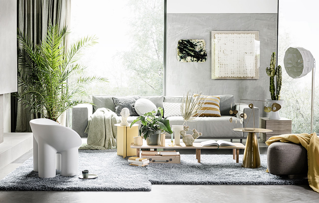 Leren bank Don, € 11.259,-, console Kyo rechts van bank € 2813,-, poef Noor € 2094,- (pietboon.com). Berkenhouten salontafel maat L, 150x35x24 cm (lxbxh) € 275,- (loof.nl). Vloerkleed, 160×230 cm € 159,- (leenbakker.nl). Groene plaid van HKliving, 150×125 cm € 64,95, bord 70’s van HKliving, Ø 22 cm € 11,20, mok 70’s van HKlving, 0,2 l € 8,65, gele kandelaar Flare van Hay € 29,-, platenspeler Nomad van Crosley € 240,- (vtwonen.be). Planten en droogtak, prijs op aanvraag (greenlifestylestore.nl). Gele bijzettafel Slit Round Hoog € 159,-, rond kussen € 37,50, vloerlamp Rock € 910,- gouden bijzettafel € 239,-, geel gestreept kussen € 34,95,-, buste € 25,95, nepcactus € 68,95, witte stoel Roly Roly € 410,-, geel boek op tafel Surf &amp; Stay € 35,99, wit gevlochten kussen € 49,95 (loods5.nl). Bloempot op voet M HKliving, 33×35 cm (Øxh) € 49,95, wanddecoratie Art Frame Paper HKliving € 476,-, witte vaas HKliving Roman 25,5x7x15 cm (hxbxd) € 27,95,- (bijenkorf.nl). Notitieboek vanaf € 19,95, gouden mobile € 159,- (maisonnl.com). Groene kaars op tafel € 5,-, gele plaid € 75,-, groene bloempot Botanical Family € 39,- (hayonlinewinkel.com). Gele vazen van Floris Wubben, maat M € 180,-, maat S € 95,- (frozenfountain.nl). Overig privébezit.