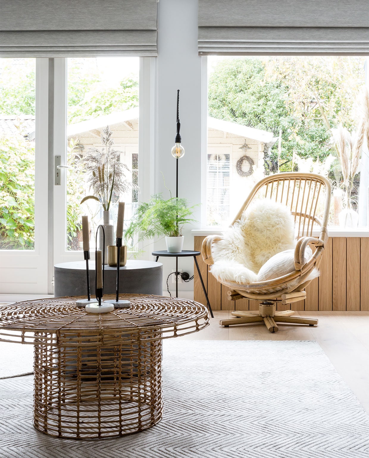 Betonnen salontafel € 139,-, salontafel Nature € 209,- (eijerkamp.nl). Vloerkleed Viscose Sage € 542,50, rond vloerkleed (rocaflor.nl). Marmeren kaarsenhouders, (housevitaminshop.nl). Vloerlamp € 290,-, vaas Balloon € 46,75, schapenvacht € 79,- (vtwonen.be). Radiatorombouw zelfgemaakt