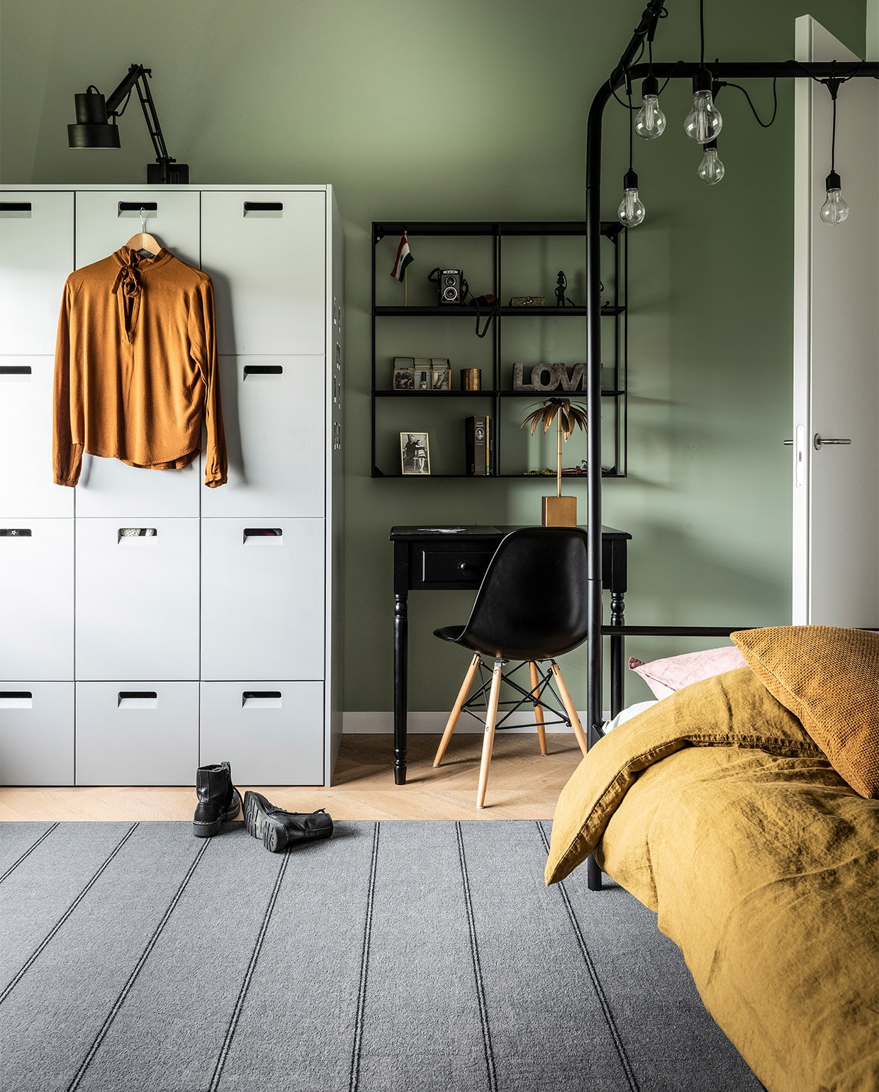 Tapijt Pinstripe Concrete, ook in Zinc, 400 cm breed, per strekkende meter € 169,95, vloerkleed op maat gemaakt prijsvoorbeeld 200×300 cm € 439,40 M.m.v. vtwonen.be/vtwonen-collectie (bed, kast), archive-store.nl (beddengoed), bepurehome.com (messing palm), overig privébezit.