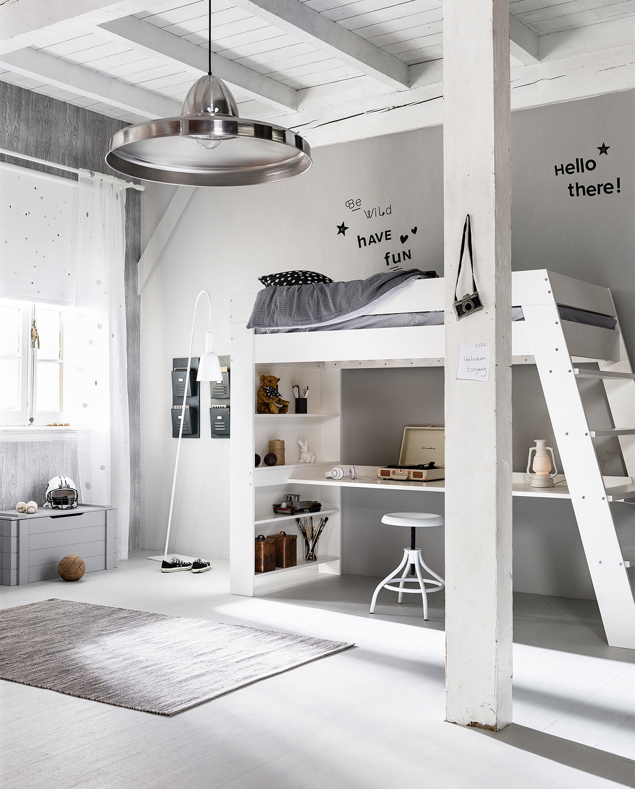 Roede wit hout, 120×2,8 cm (lxØ) € 14,39, knoppen wit rond, Ø 28 mm per 2 stuks € 9,99, steunen plafond wit, Ø 28 mm per 2 stuks € 10,49, grenen hoogslaper Julien wit (of staalgrijs) met bureau en lattenbodem, 246x96x179 cm (lxbxh) € 599,-, Bonell binnenveringsmatras 200x90x17 cm (lxbxd) € 99,-, kruk Lyonne, wit metaal, in hoogte verstelbaar, 40×66-81 cm (Øxh) € 69,-, speelgoedkist Dennis van FSC massief grenen, beton- of staalgrijs, 42x90x42 cm (hxbxd) € 99,-, spaarpot Konijn van wit keramiek, 15×10 cm € 5,49, tafellamp Lantaarn van wit porselein, 27×19 cm (hxØ) € 30,95, tijdschriftenrek van metaal 25×60 cm € 21,49, opbergdoos zink/koper, 31x14x19 cm € 30,49, opbergdoos zink/koper, 14x14x19 cm € 13,49, kussen Vintage Dot, antraciet/ecru € 14,95 (Karwei).