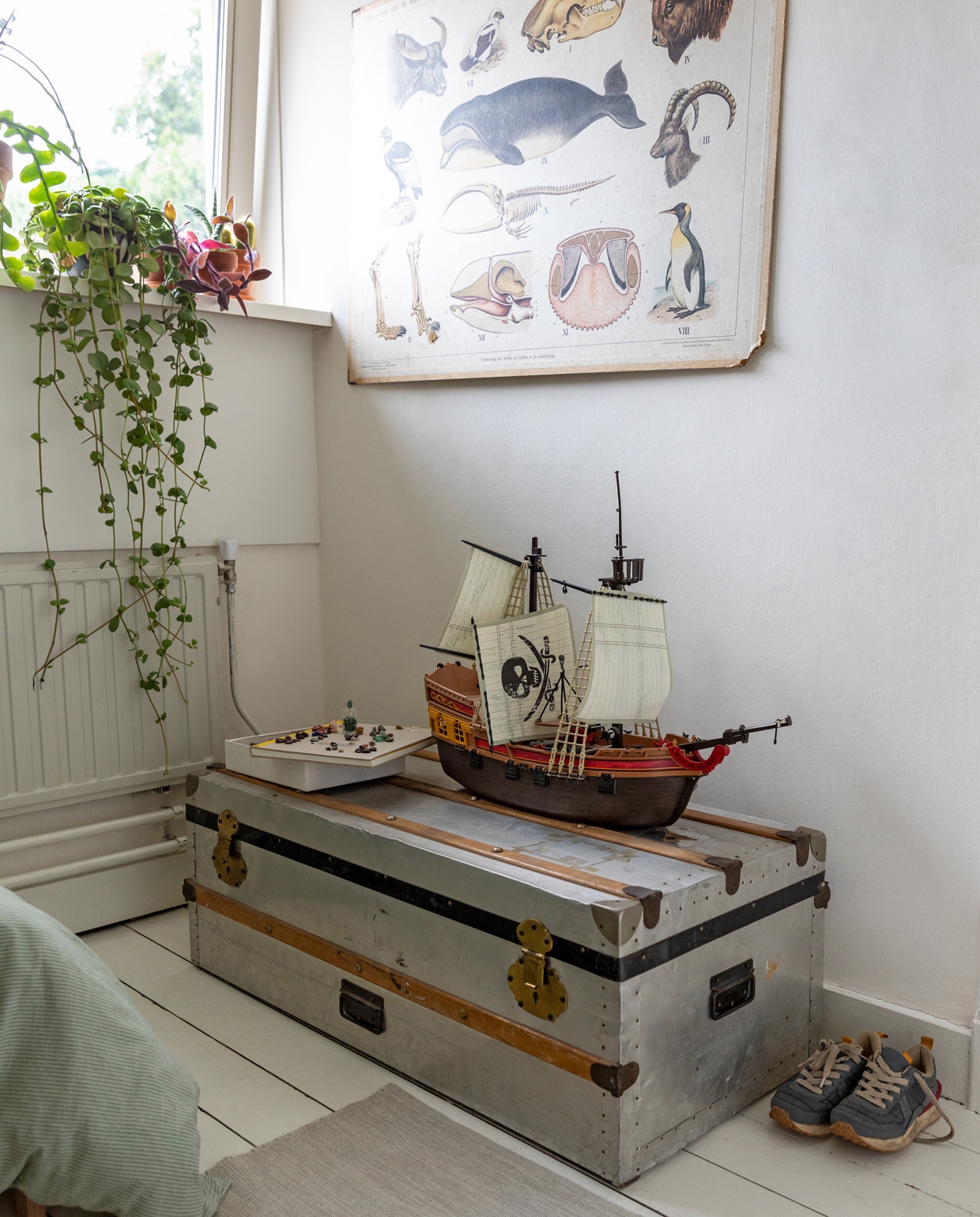 Hutkoffer kringloop. Schip Playmobile. Schoolplaat rommelmarkt. Planten Intratuin. Tapijt Kwantum.