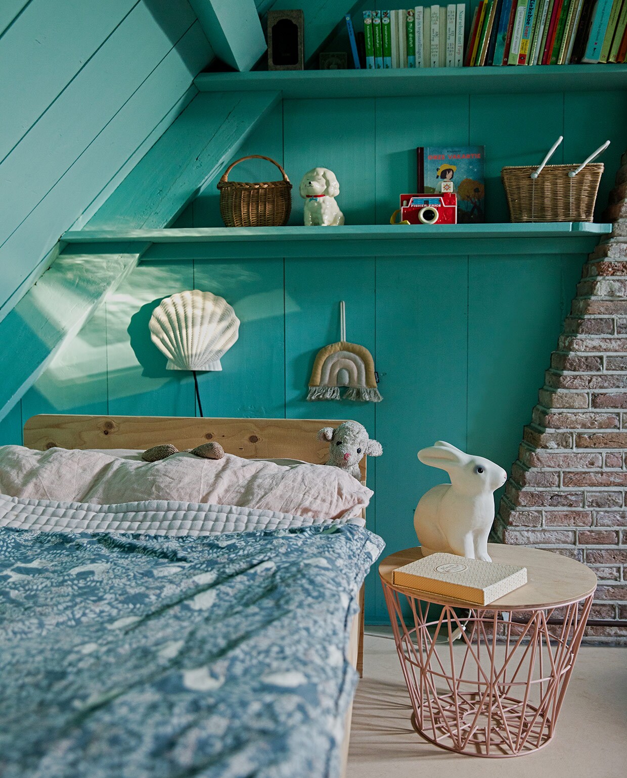 Muurverf Histor Geest van Histor, bed Piet Hein Eek, beddengoed Garbo &amp; Friends, bijzettafel Ferm Living, nachtlamp schelp Little Dreamers, konijnenlamp Heico. Wandhanger Etsy, spaarpot MaisonNL, Fisher-price camera van Roos geweest, mand met witte handvaten Olli Ella, mandje vintage, doosje Maileg, boek Vakantie van Blexbolex.