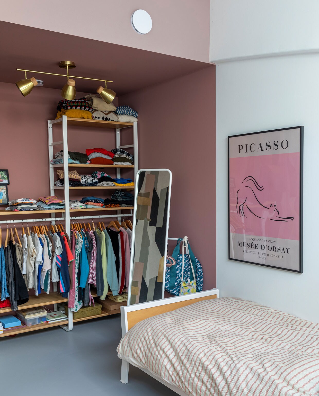 Kledingkast en spiegel Ikea, bed Oeuf NYC. Tapijt en goudkleurige spots Made. Verf op de wanden Blush en Light Peachblossom van Little Greene. Beddengoed Snurk. Poster Picasso Musée d’Orsay in Parijs.