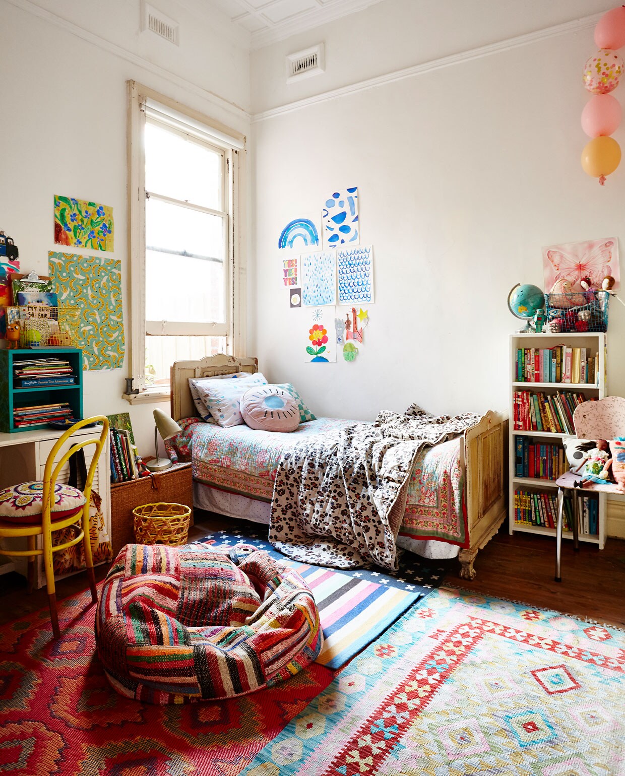 Poef uit Zuid-Afrika, bed tweedehands. Indiase plaid Earth Tribe. Gestreept kleed Ikea. Overig onbekend.