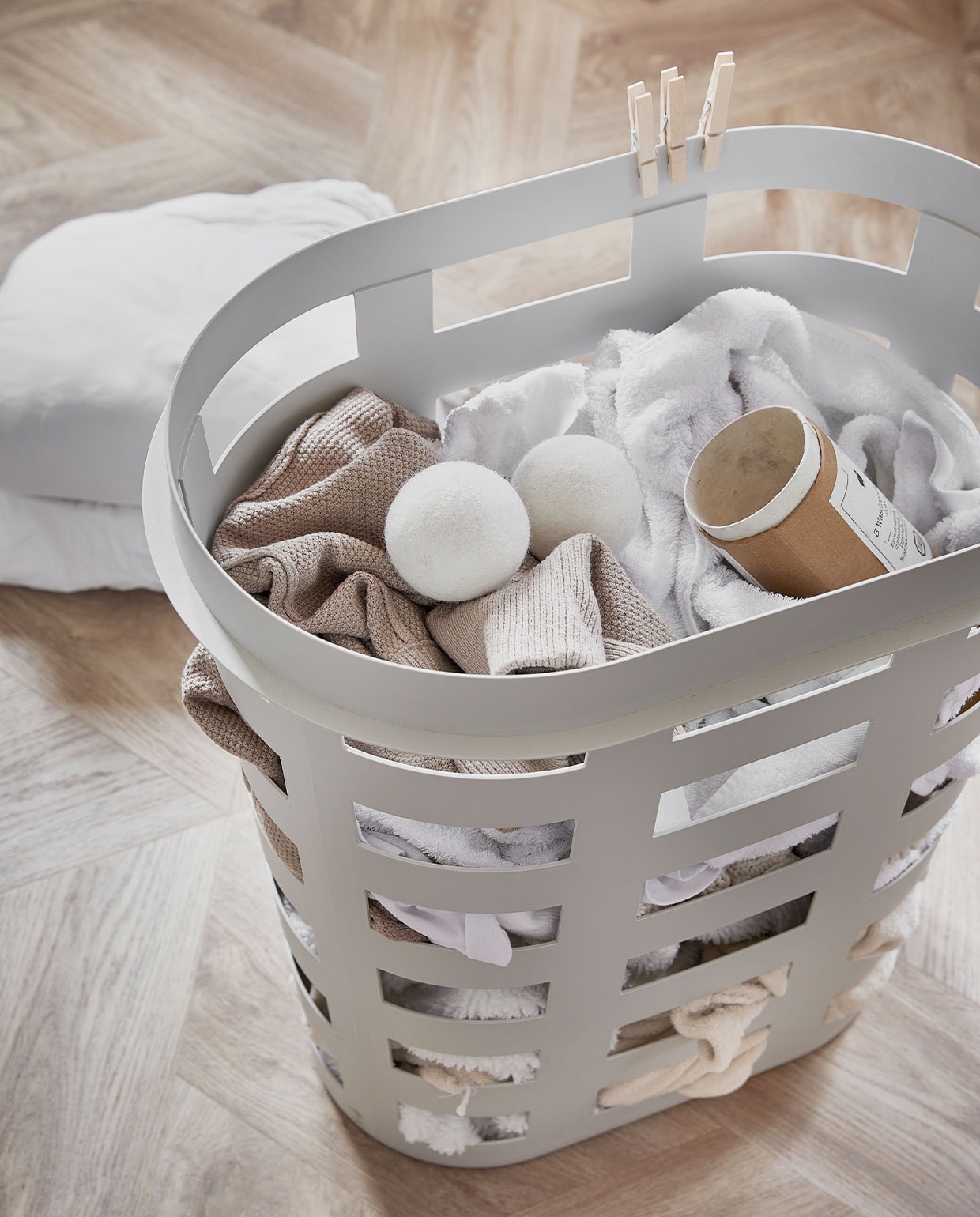 wasmand l – lichtgrijs – 62,5 cm – 49- (HAY), wasdroogballen – 3x 7,5 cm – wol vilt- 14,95 (Dille &amp; Kamille), Wasknijpers 36 stuks – hout – 3,95 (Dille &amp; Kamille),