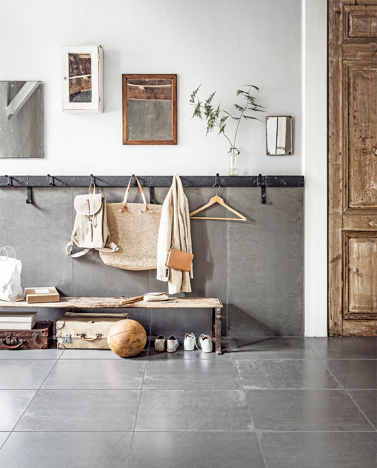 Basic Beton in kleur Zinc, per emmer van 7 kg voor 7 à 8 m² € 274,-M.m.v. de weldaad (bank, wandkastje met spiegel, fles), six and sons (spiegel met houten lijst, schoenen), brechtje olsthoorn (kleine spiegel), combitex (kapstok), burbri antiek (witte koffer, leren bal, oude deur), restored (rugzak, bruin leren tasje), maisonnl (rieten tas met leren accenten, zonnebrilhouder) l’etoile (witte box met zwarte stipjes). opde wand vtwonen muurverf in kleur lead.