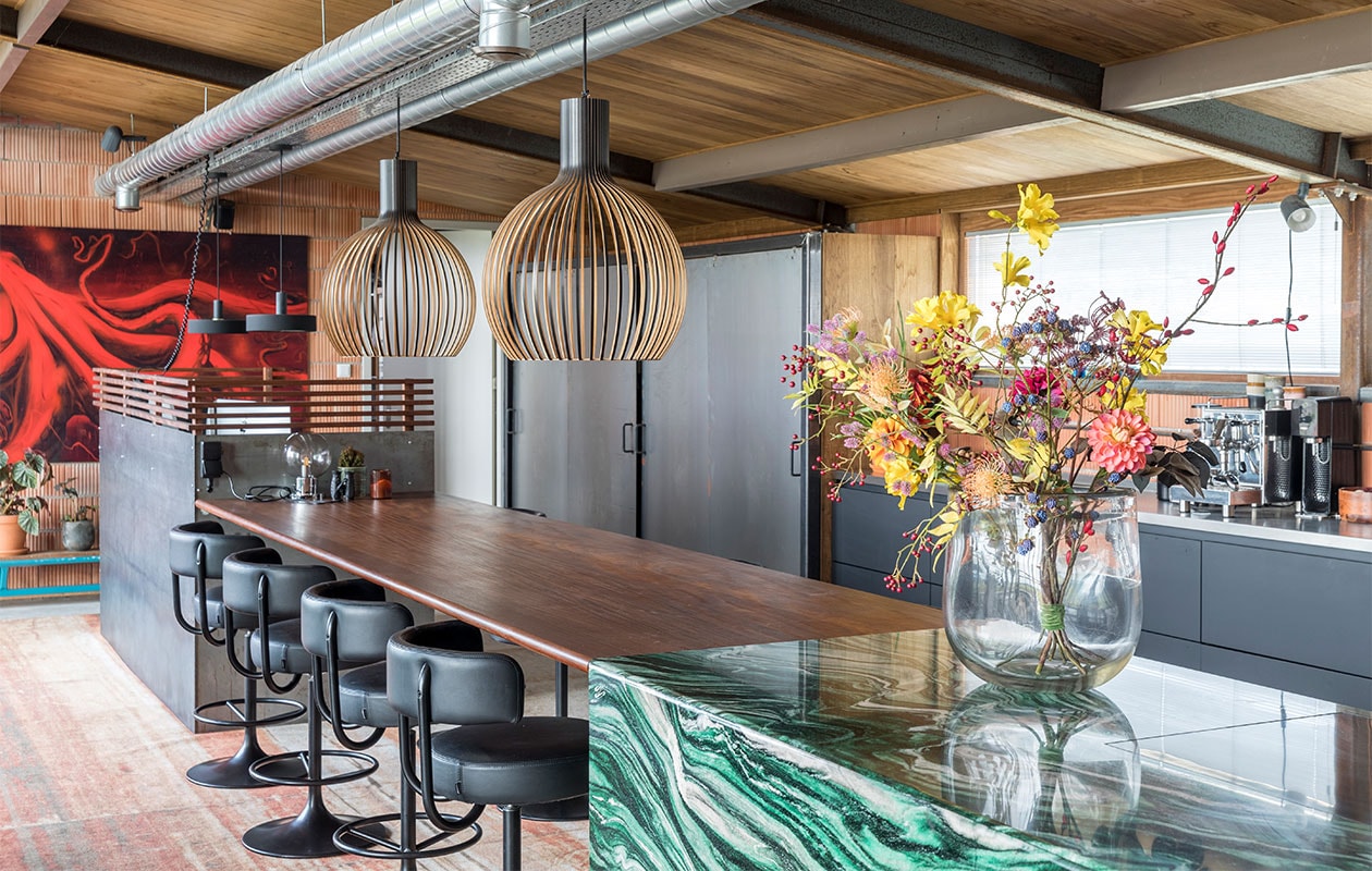 Keuken KeukenKastenFabriek.nl. Kookeiland Noors kwartsiet Hafkamp Natuursteen. Vaas Dutz, kunstbloemen Ten Kate flowers &amp; decorations. Koffiezetapparaat Bezerra. Mokken HKliving.