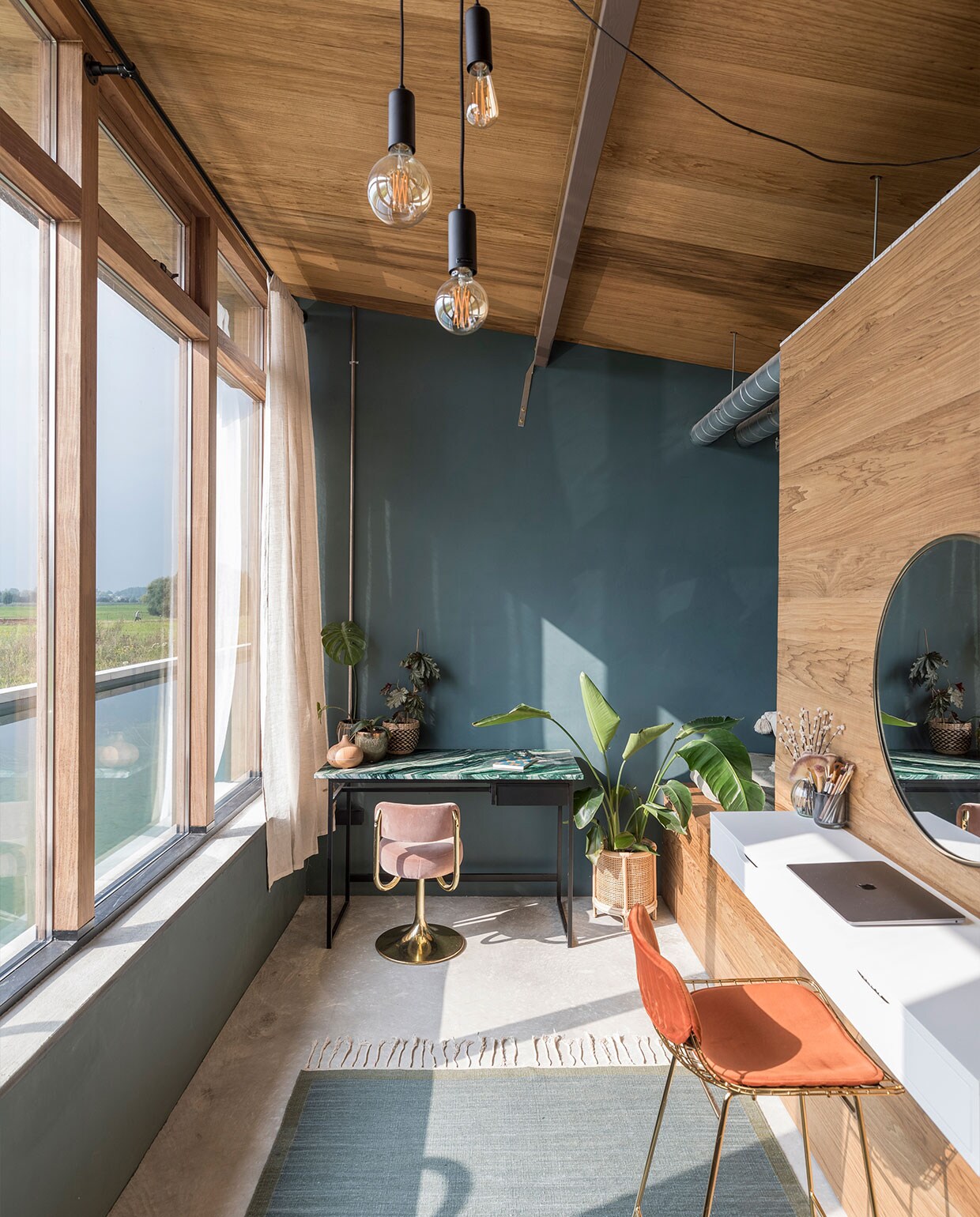 Muurverf Inchyra Blue van Farrow &amp; Ball. Hanglampen Karwei. Barkruk HKliving. Bureaustoel Bestwelhip. Bureaublad van Noors kwartsiet Hafkamp Natuursteen. Overig onbekend.